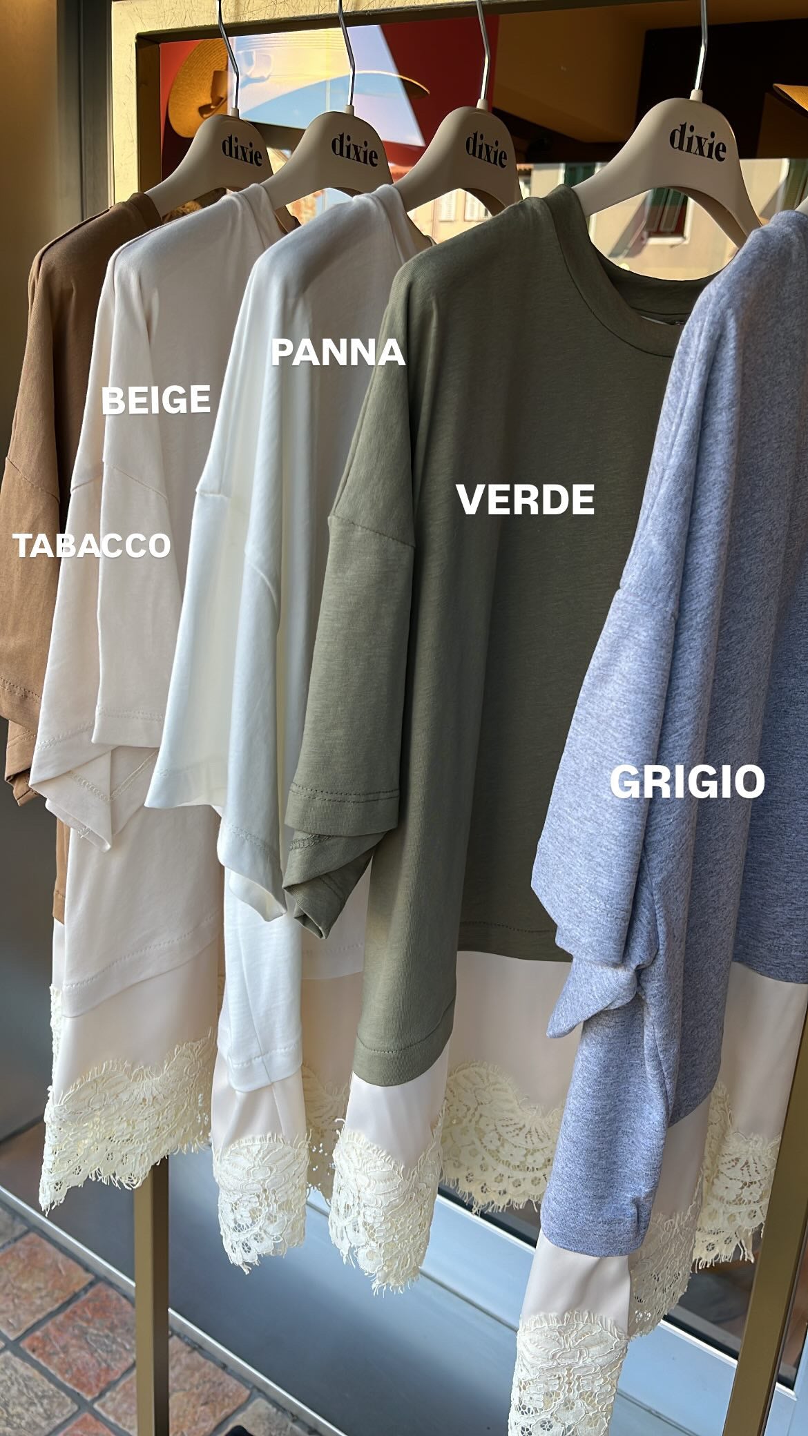 T-shirt ampia con inserto asimmetrico e pizzo