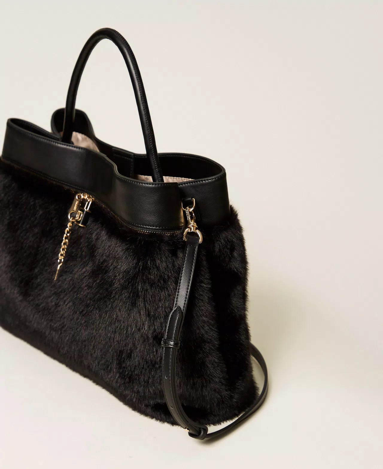 Borsa shopper in faux fur con lock Oval T