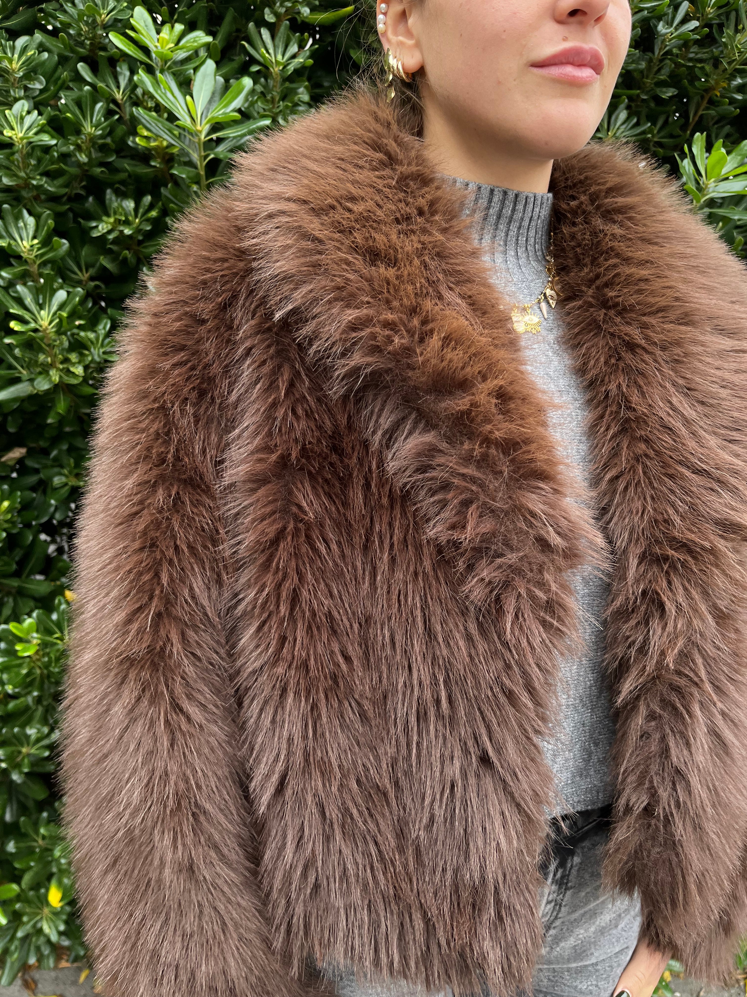 Pelliccia corta con gancini