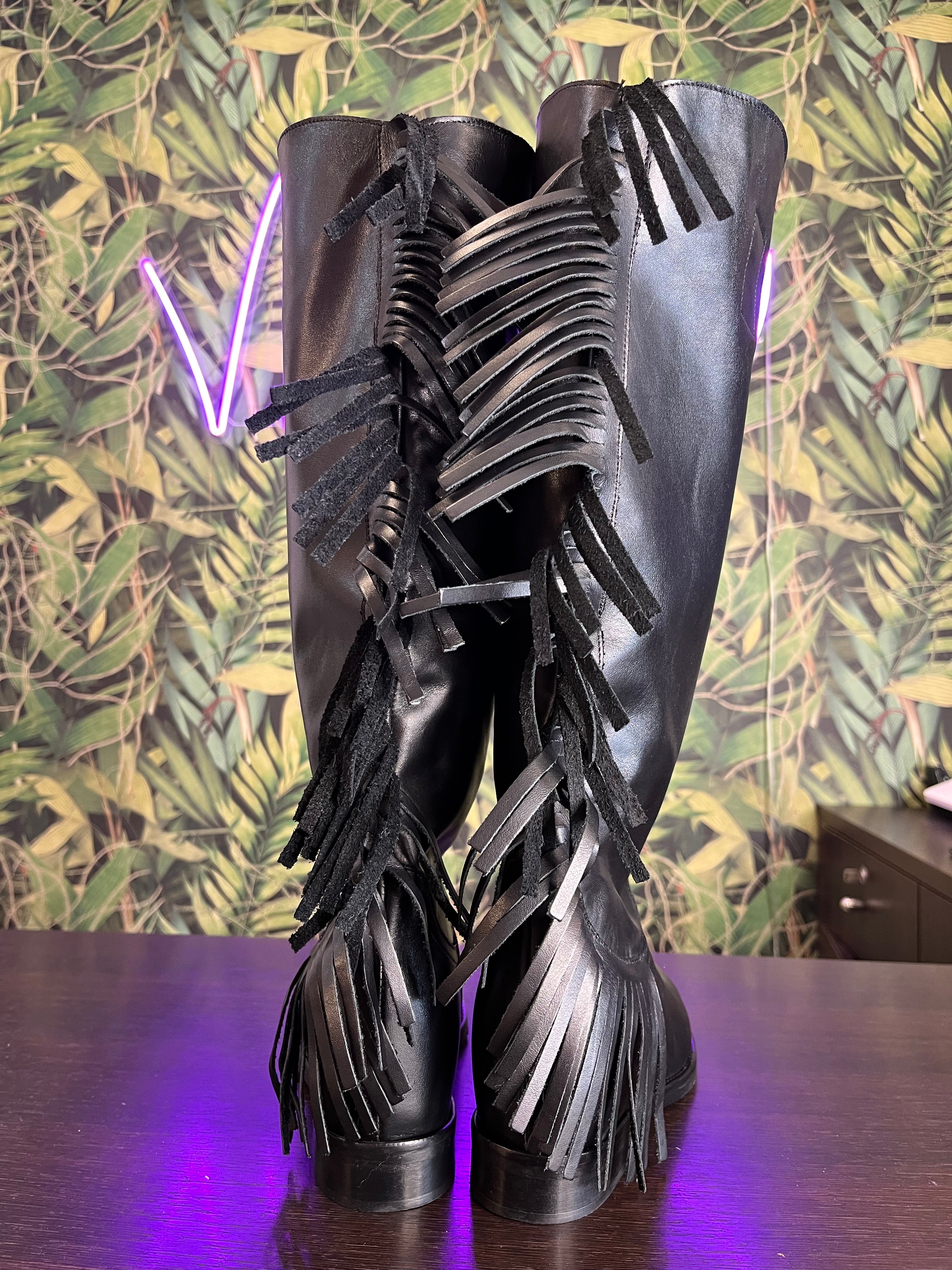 Stivale con rialzo interno e frange