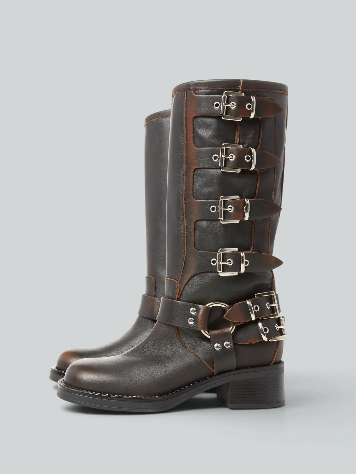 Biker in pelle con fibbie