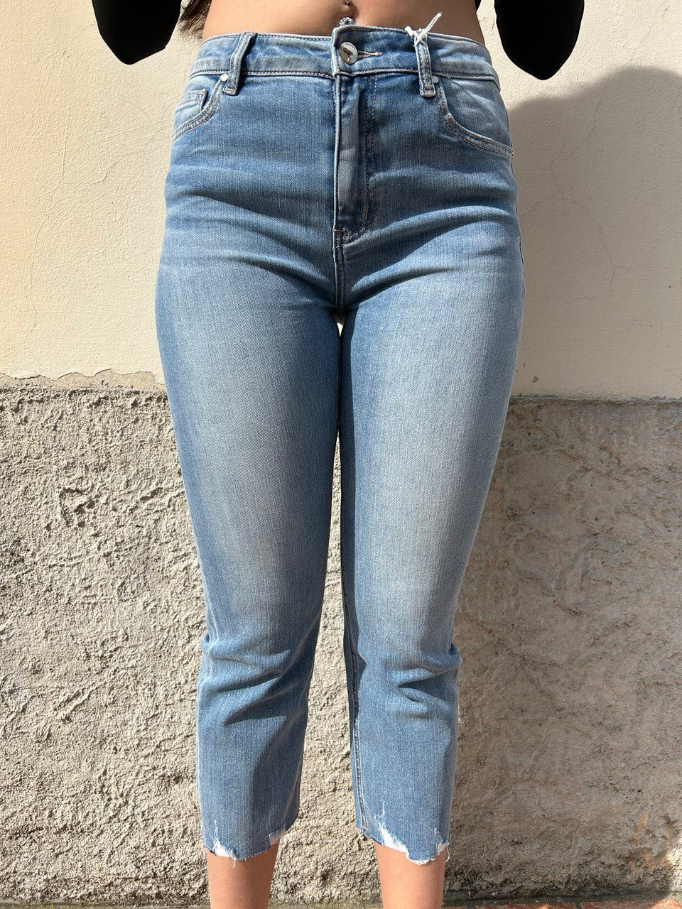 Jeans corto con rotture sul fondo