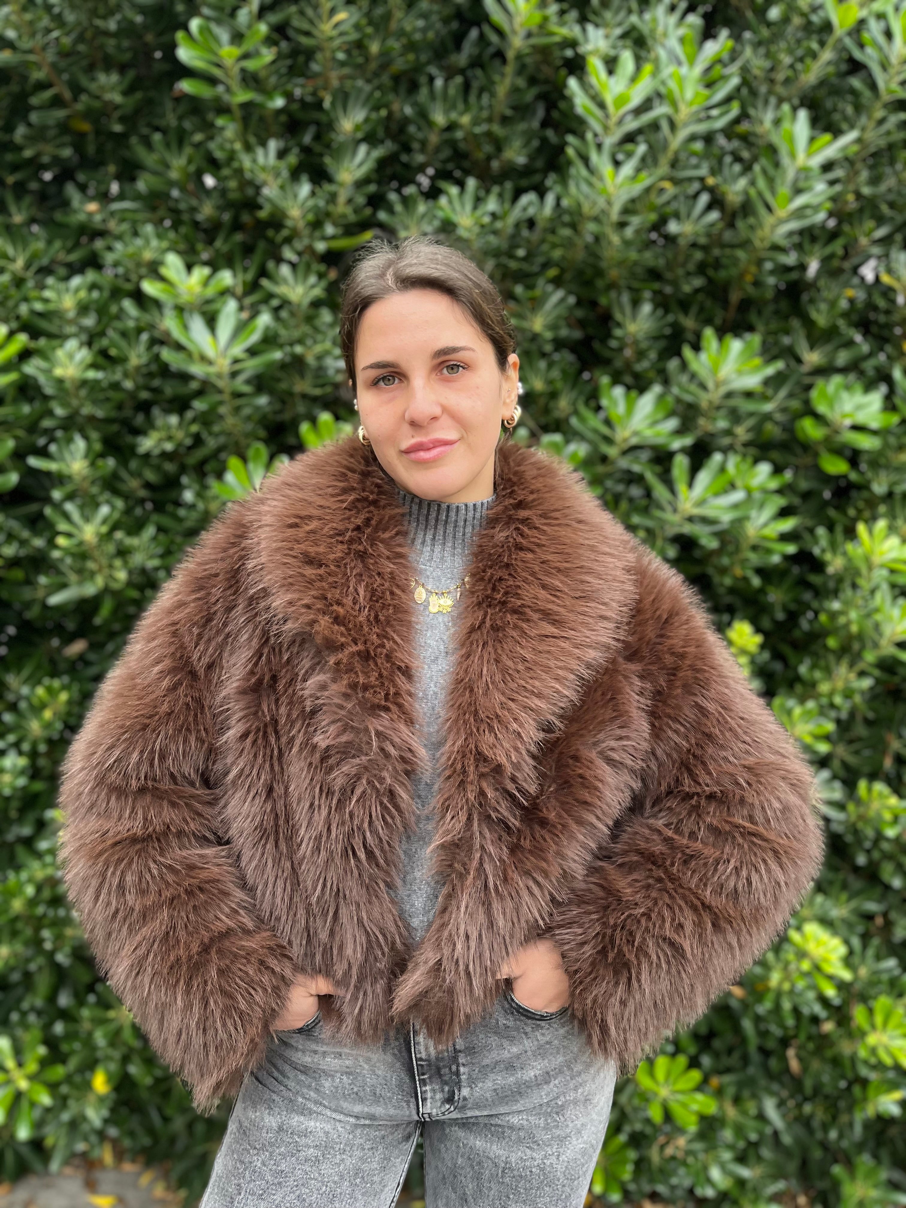 Pelliccia corta con gancini