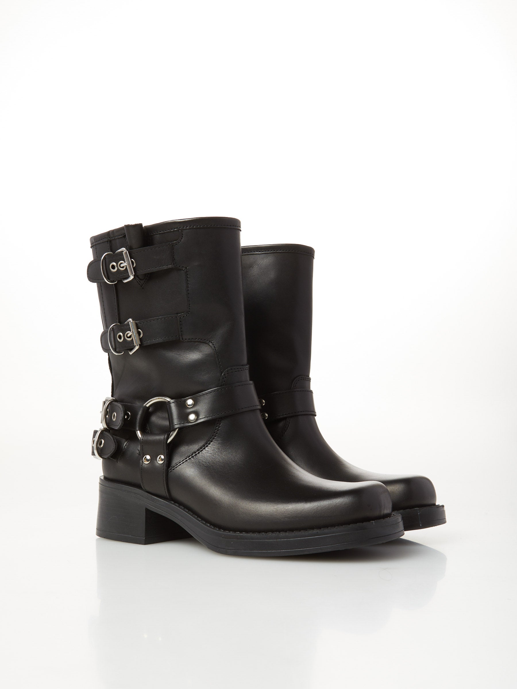 Biker in pelle con fibbie