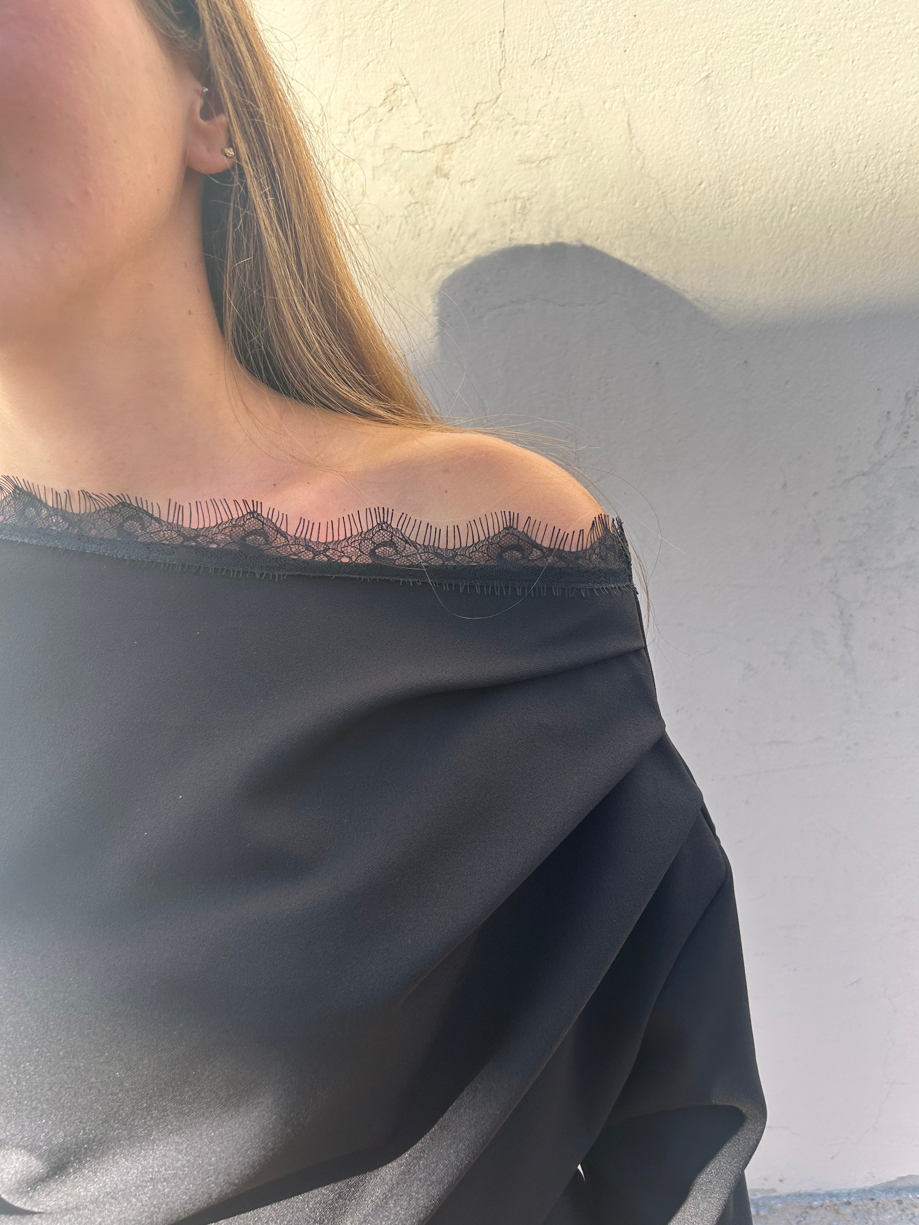 Maglia spalla scoperta con pizzo