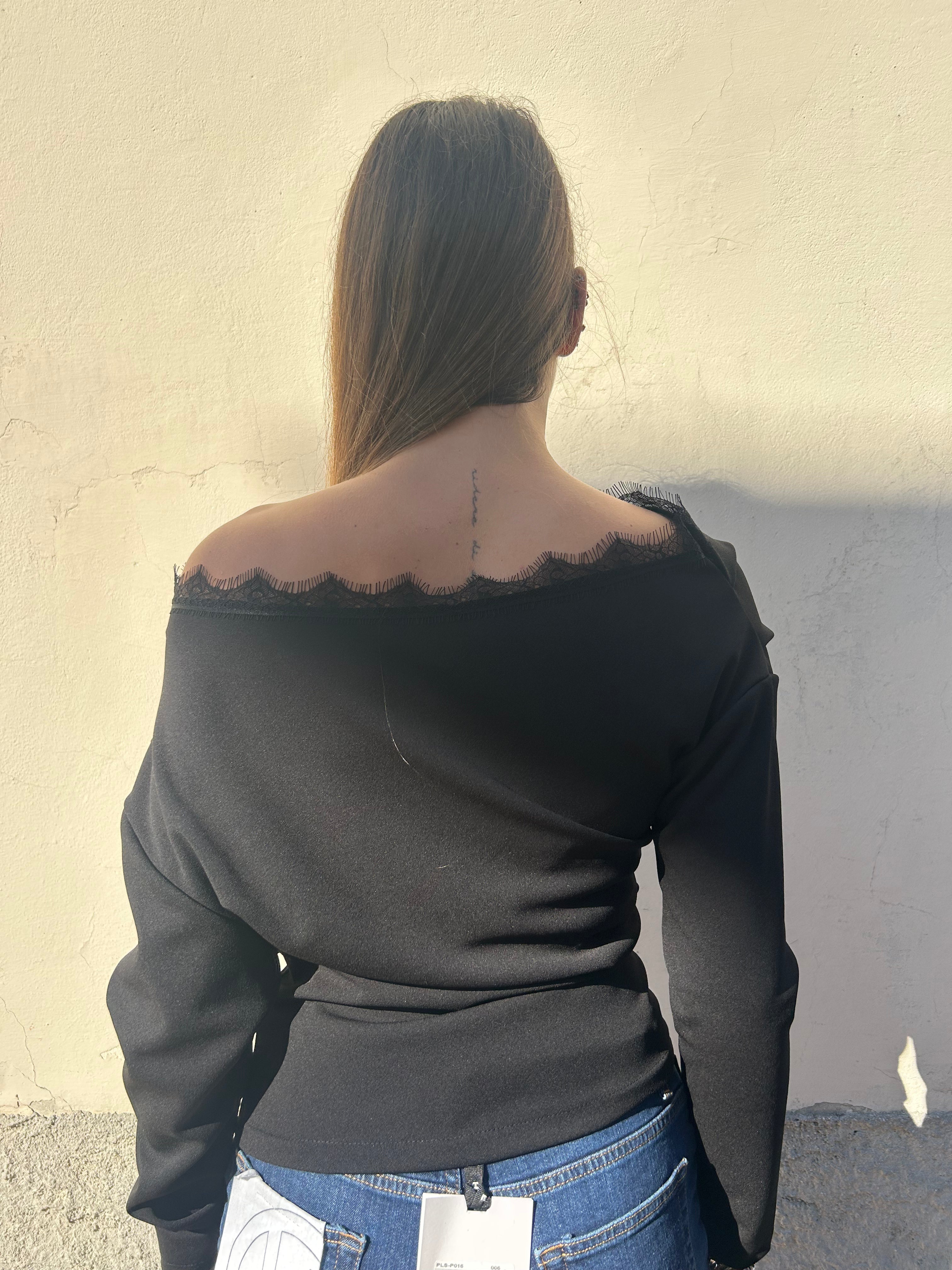 Maglia spalla scoperta con pizzo