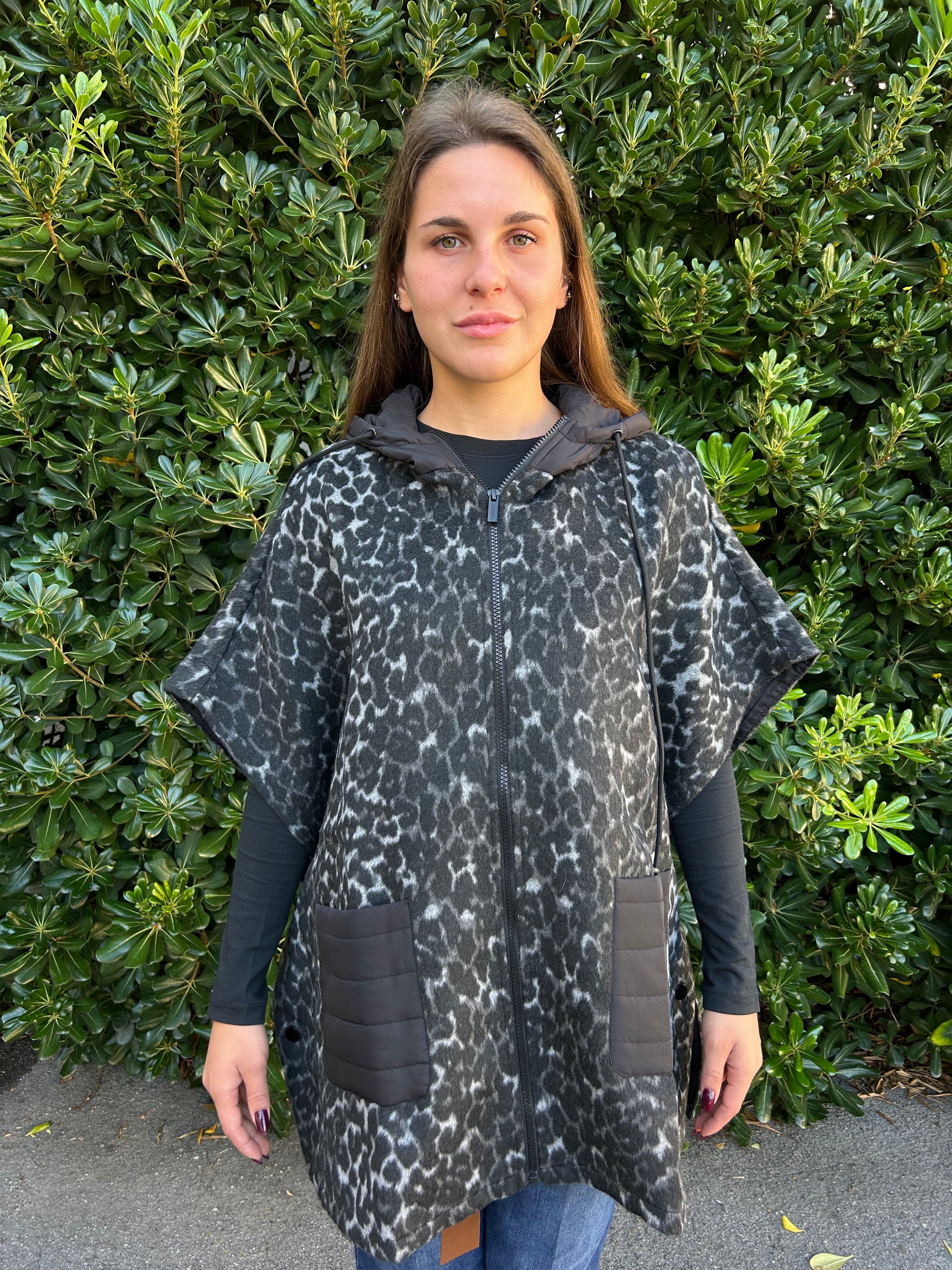 Poncho in panno a stampa animalier
