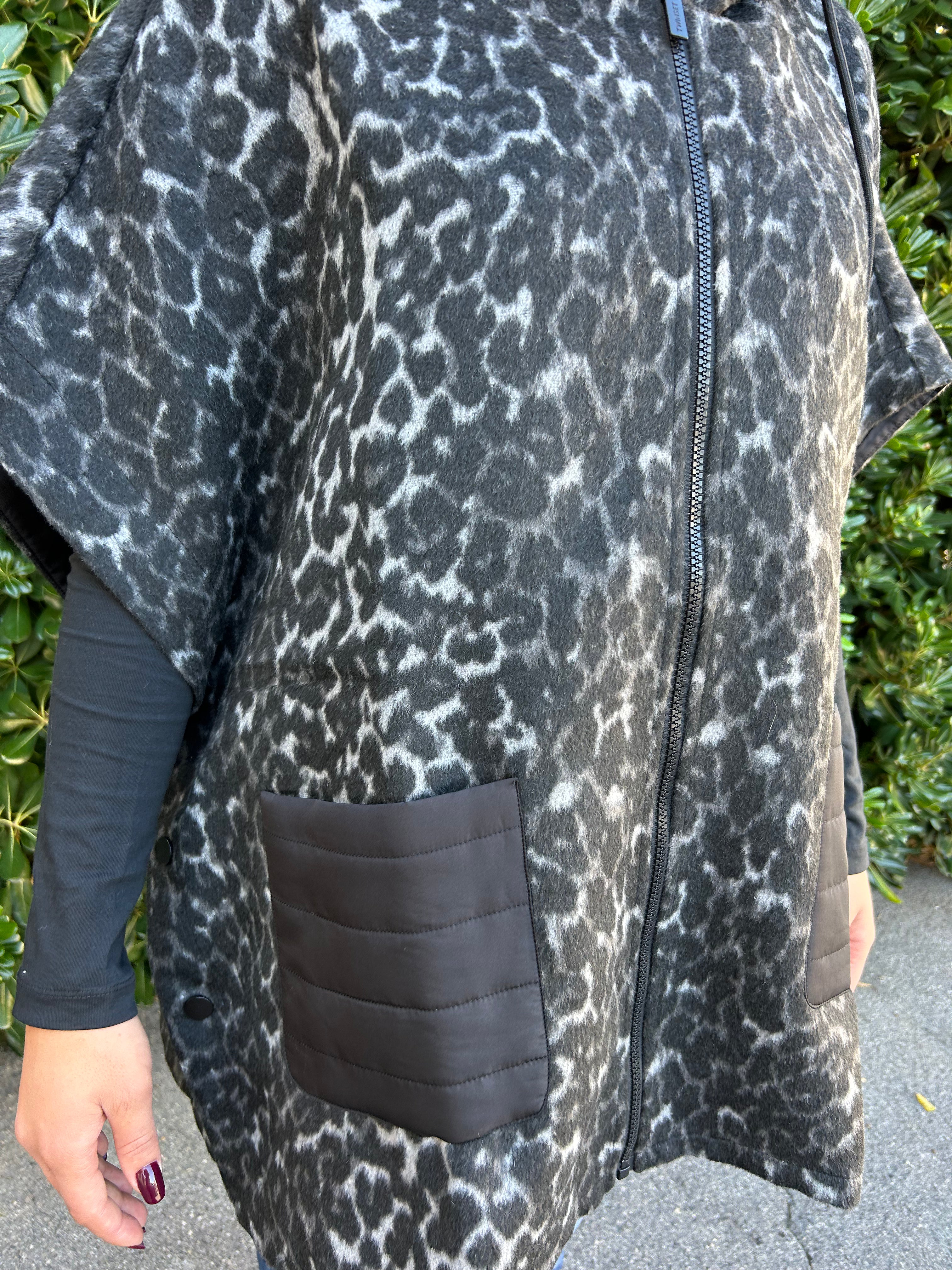 Poncho in panno a stampa animalier