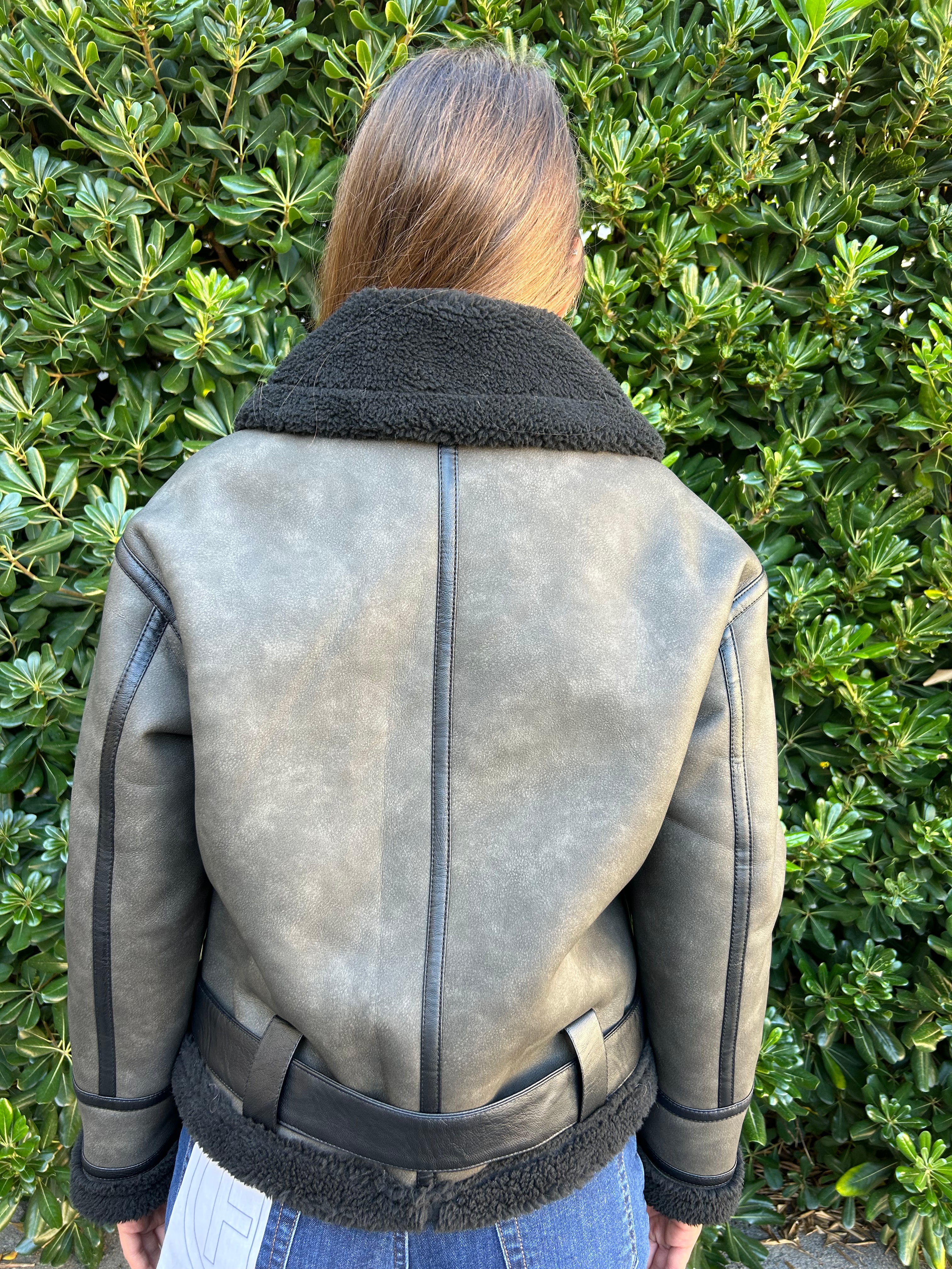 Montone con bordi in ecopelle