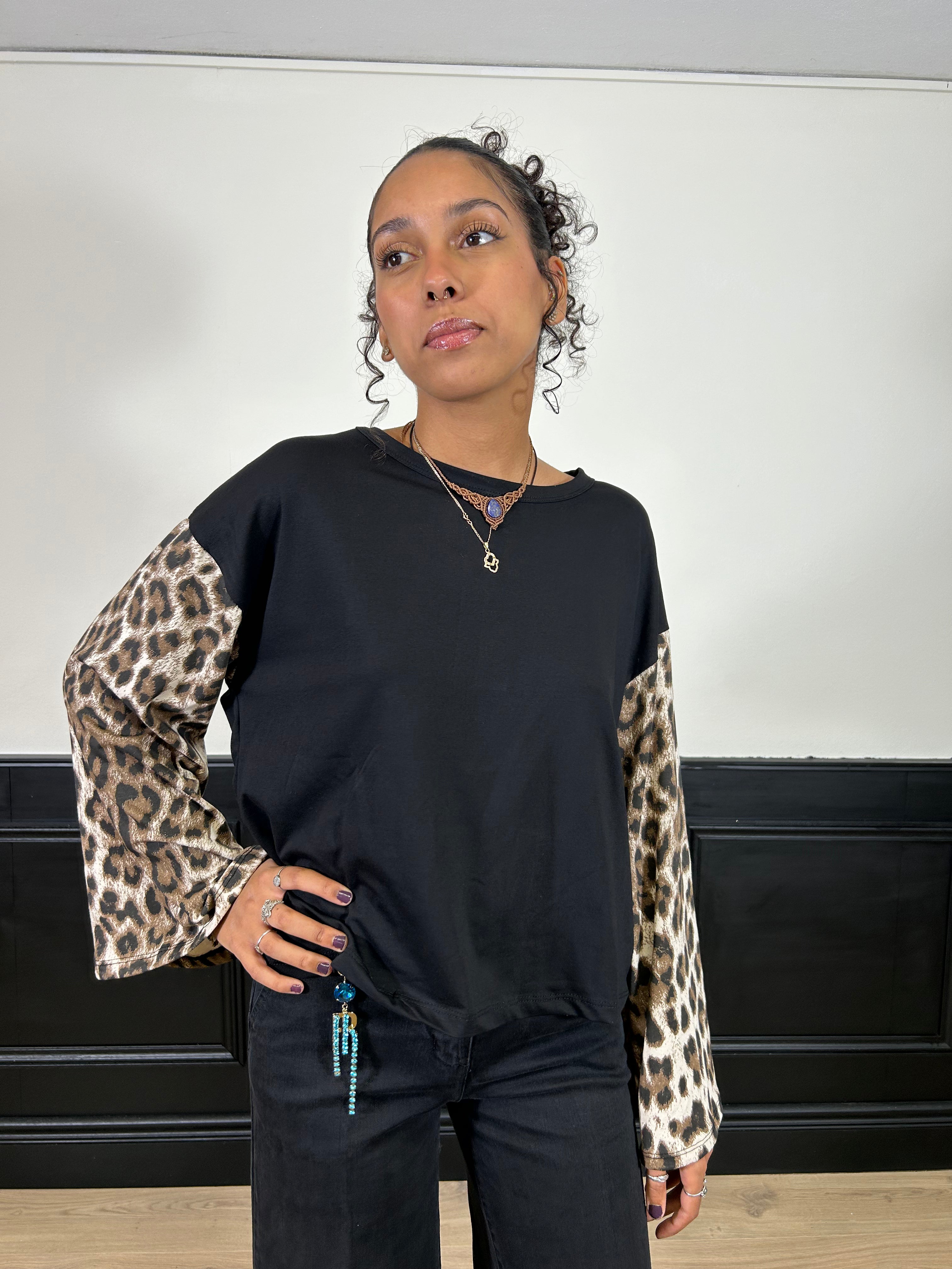T-shirt nera manica ampia animalier