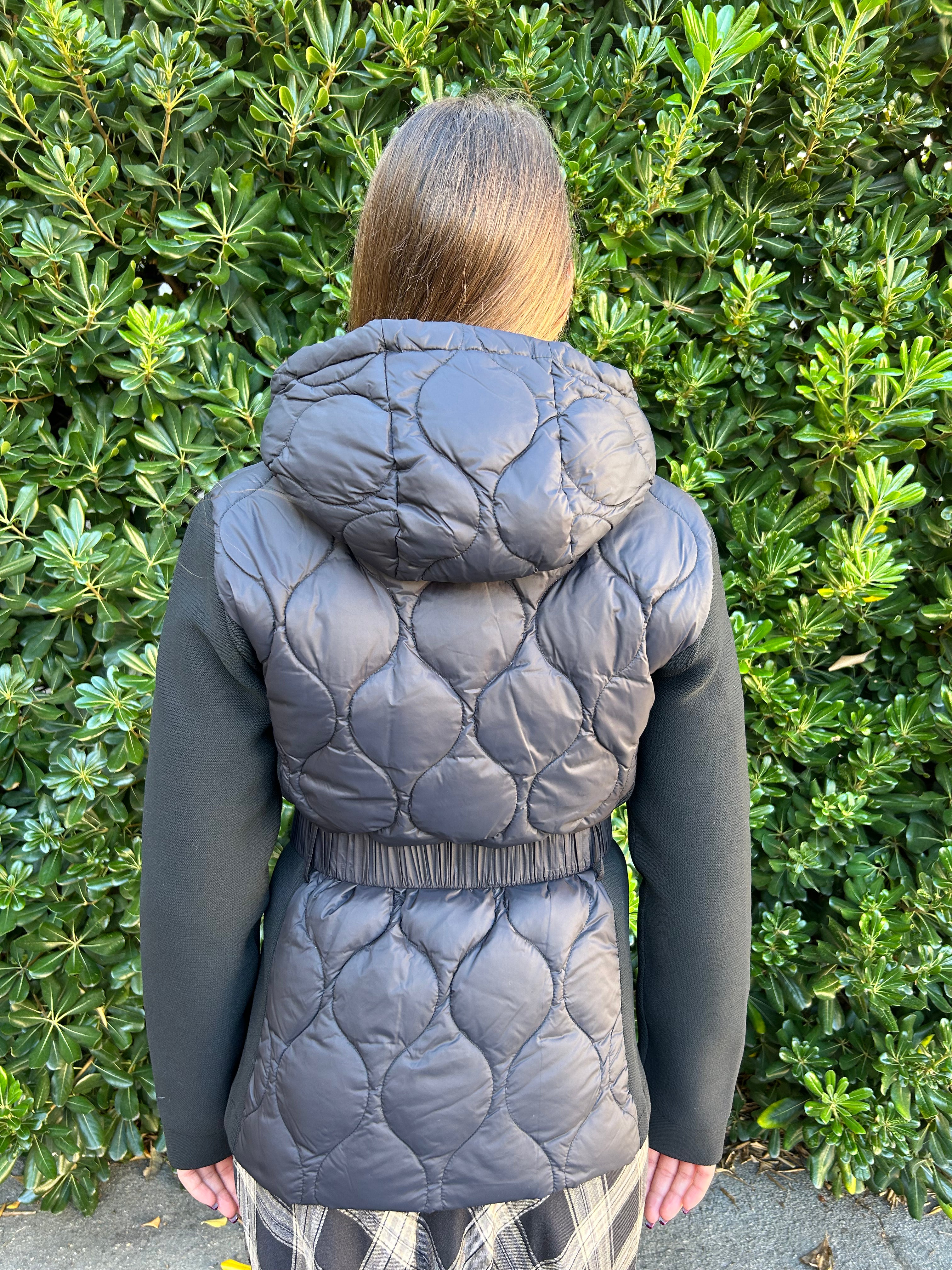 Piumino con maniche in tessuto