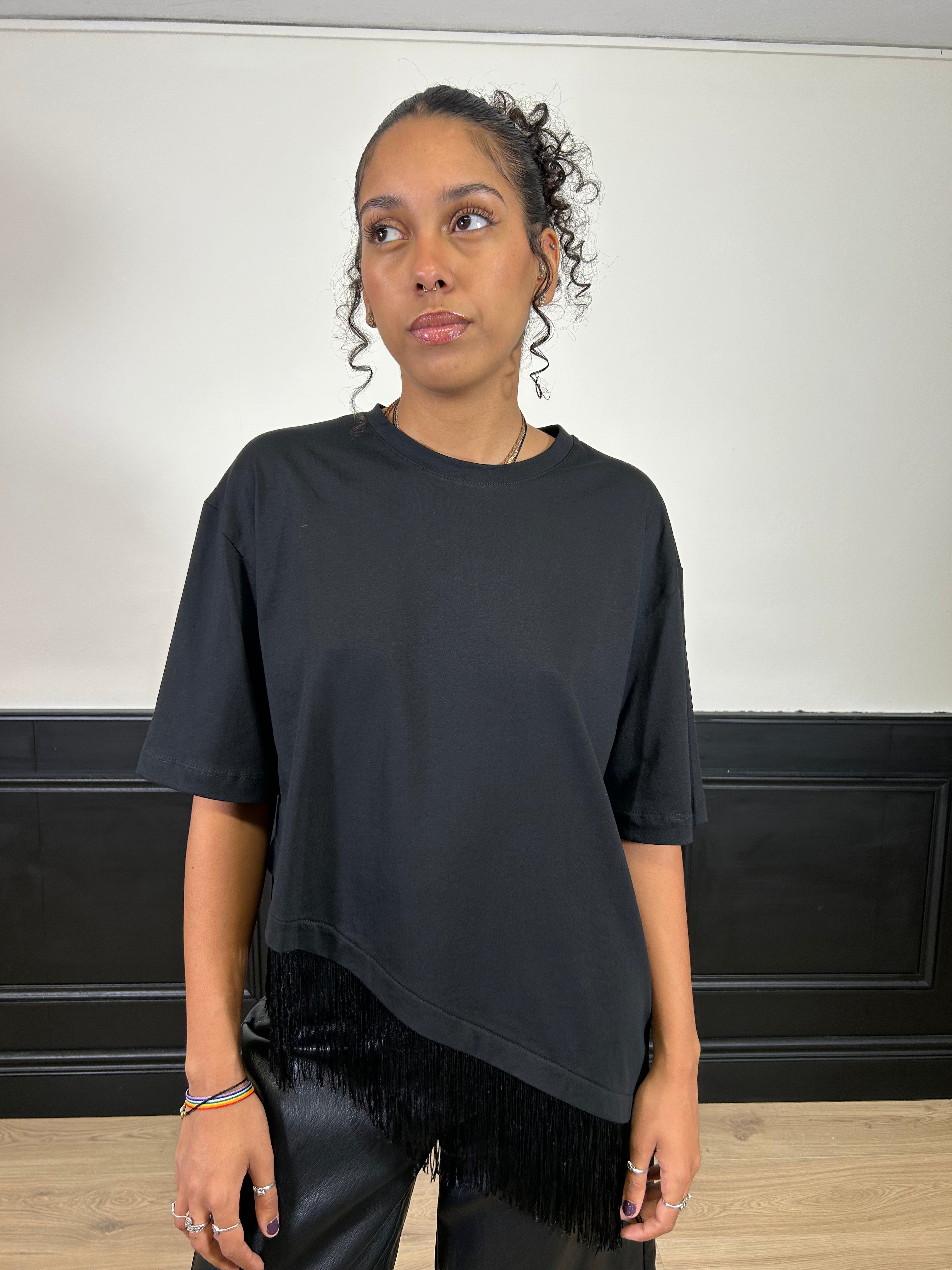 T-shirt trasversale con frange