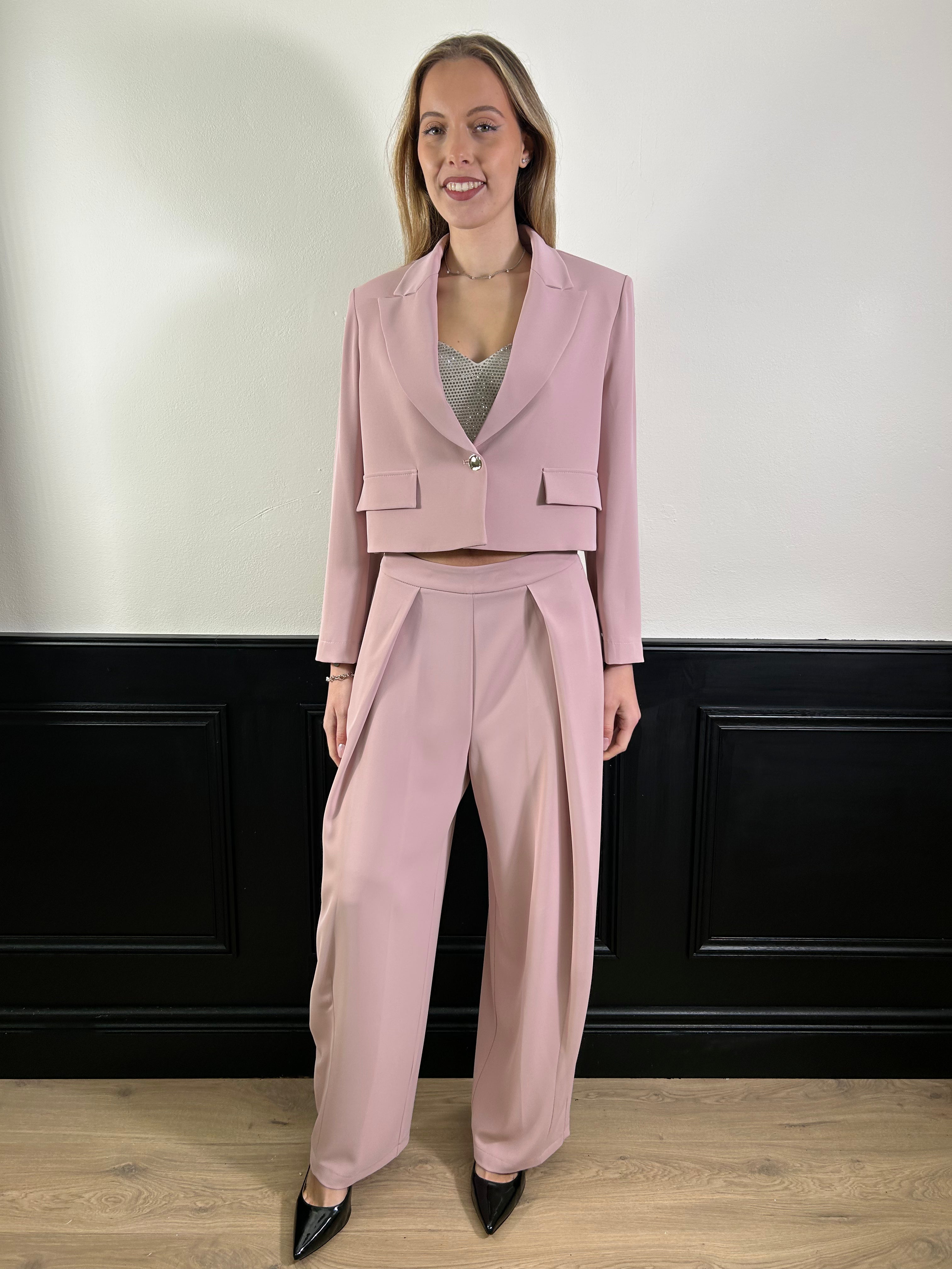 Tailleur fluido con giacca corta rosa