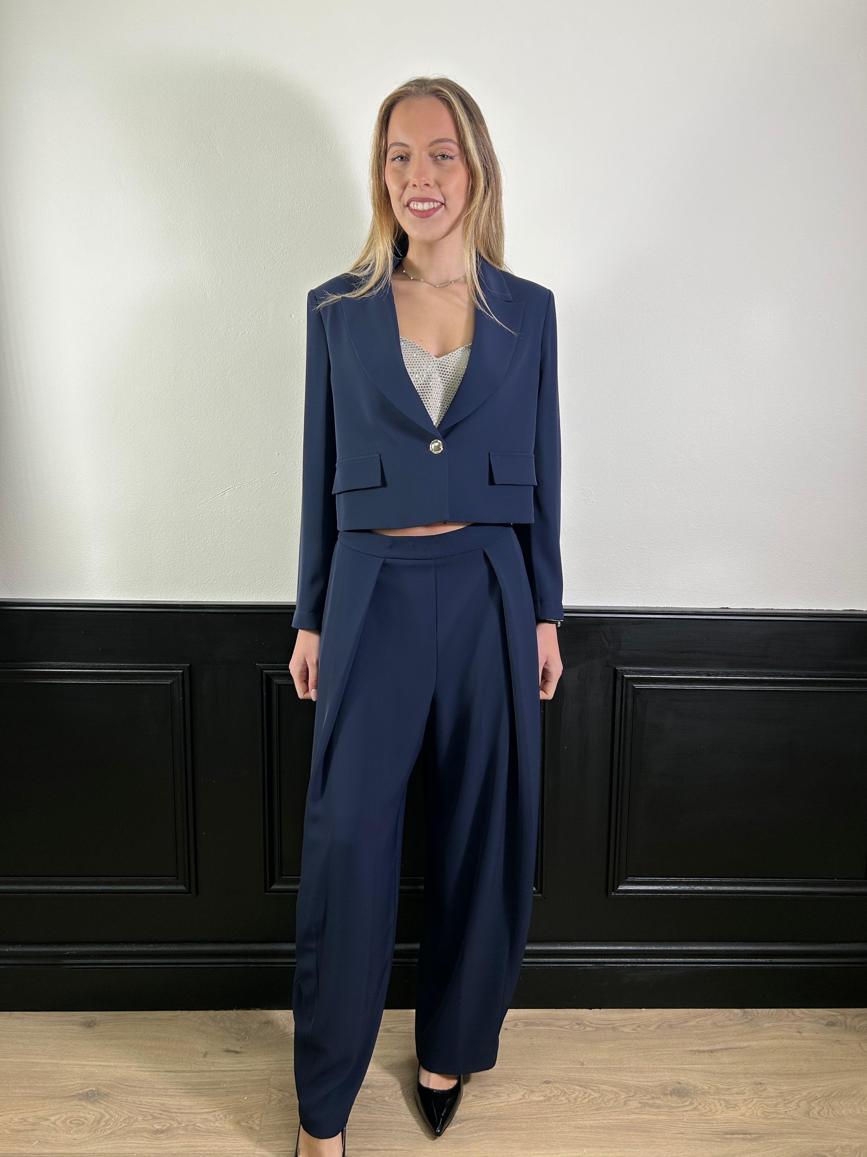 Tailleur fluido con giacca corta blu