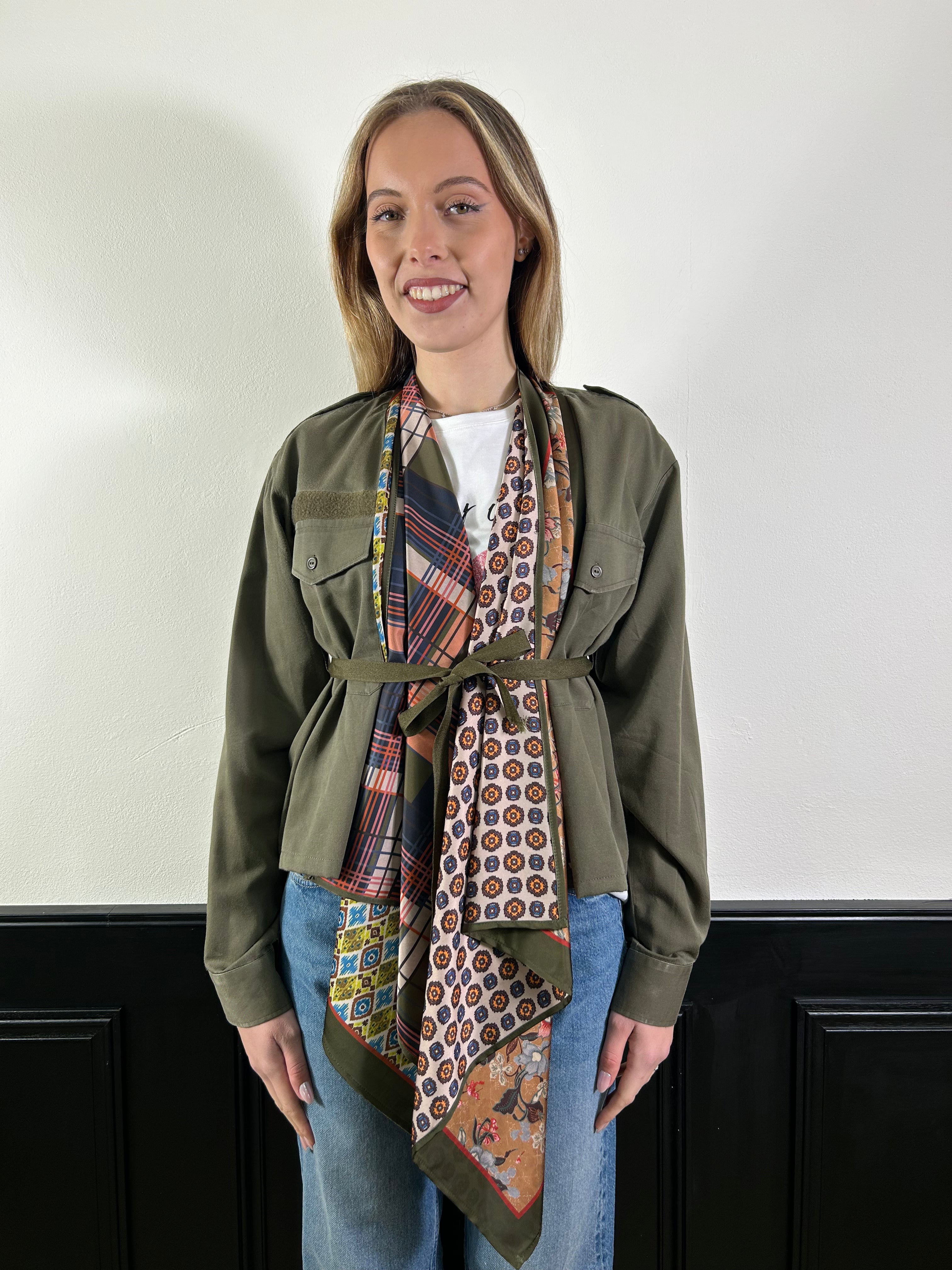 Camicia verde militare con dettaglio foulard