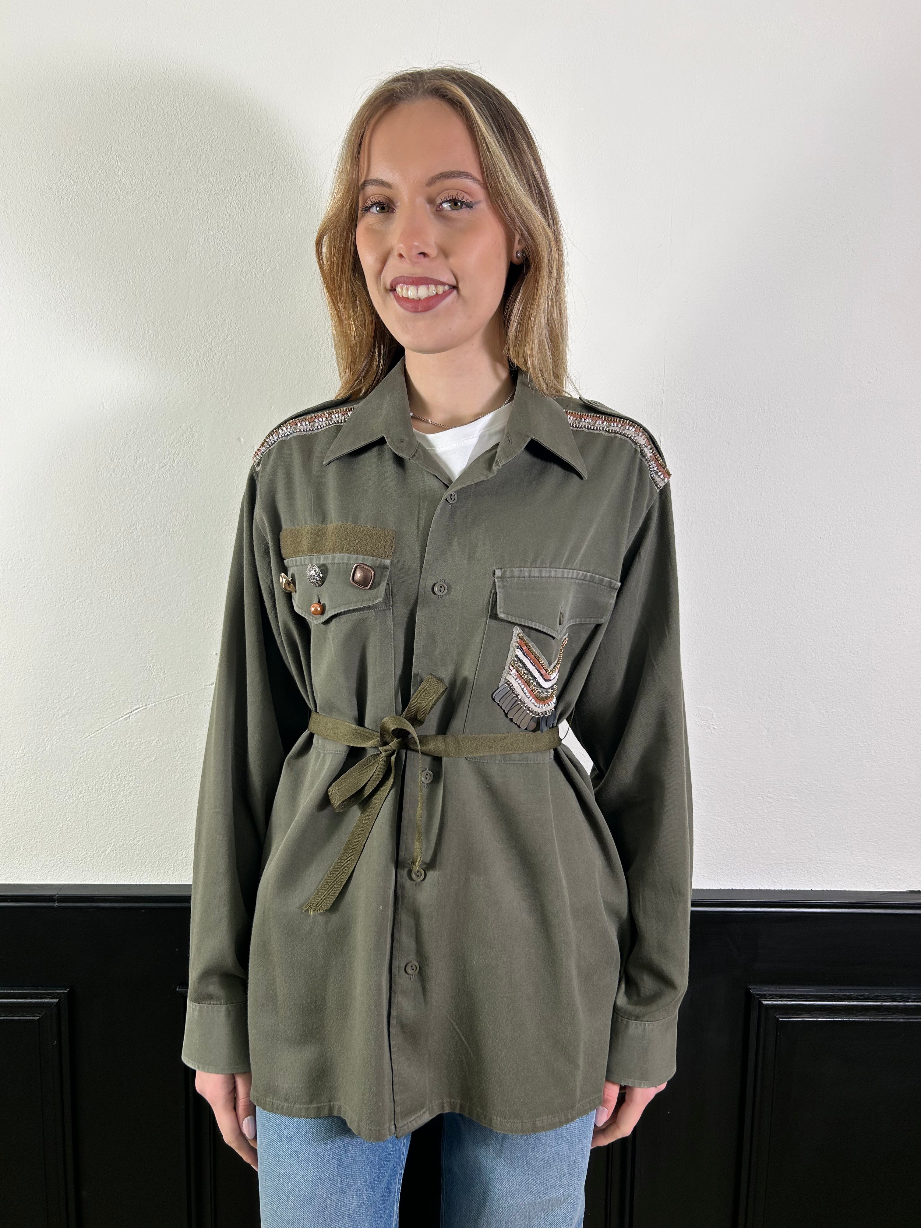 Camicia verde militare con applicazioni e cintura