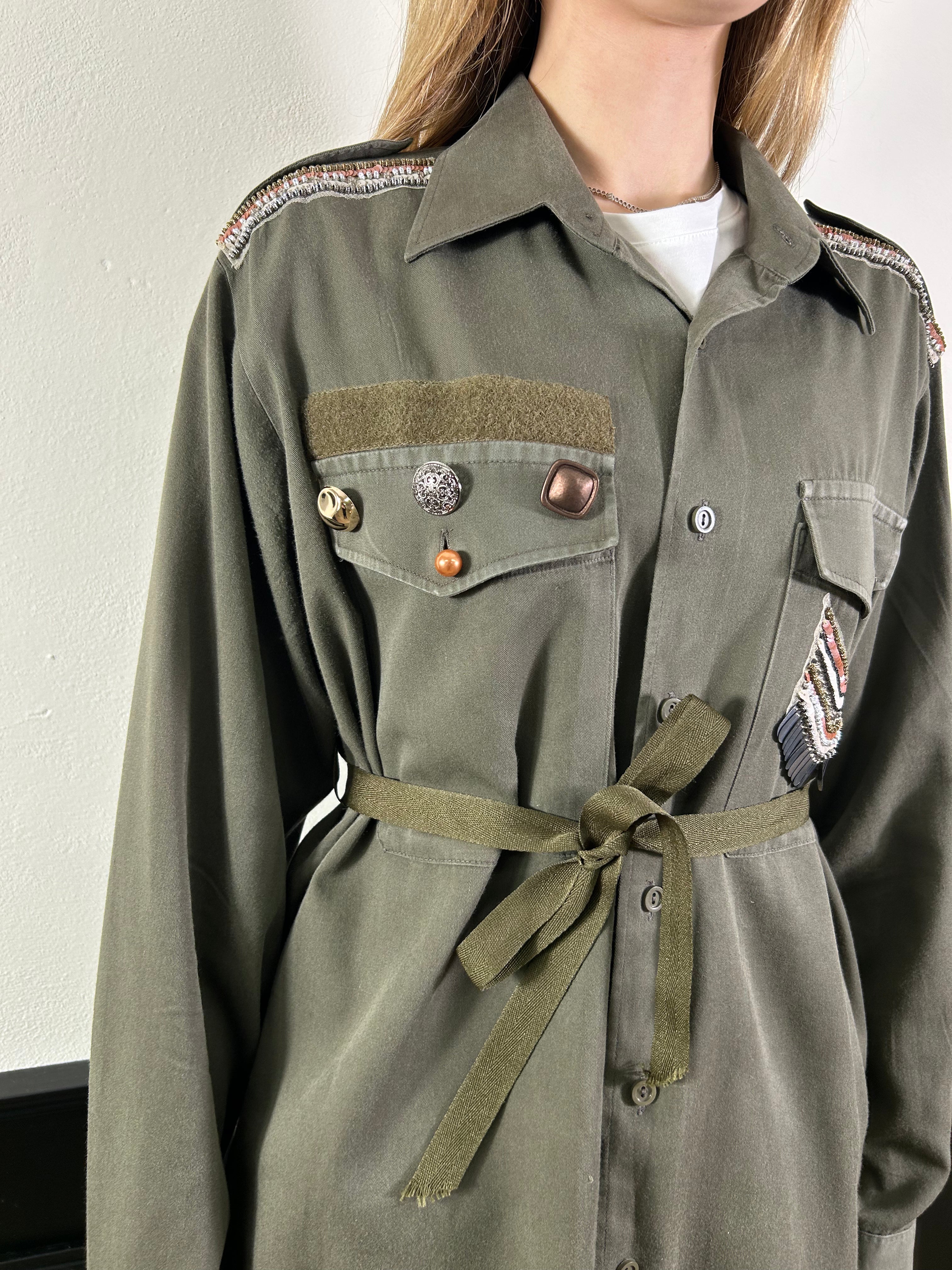 Camicia verde militare con applicazioni e cintura