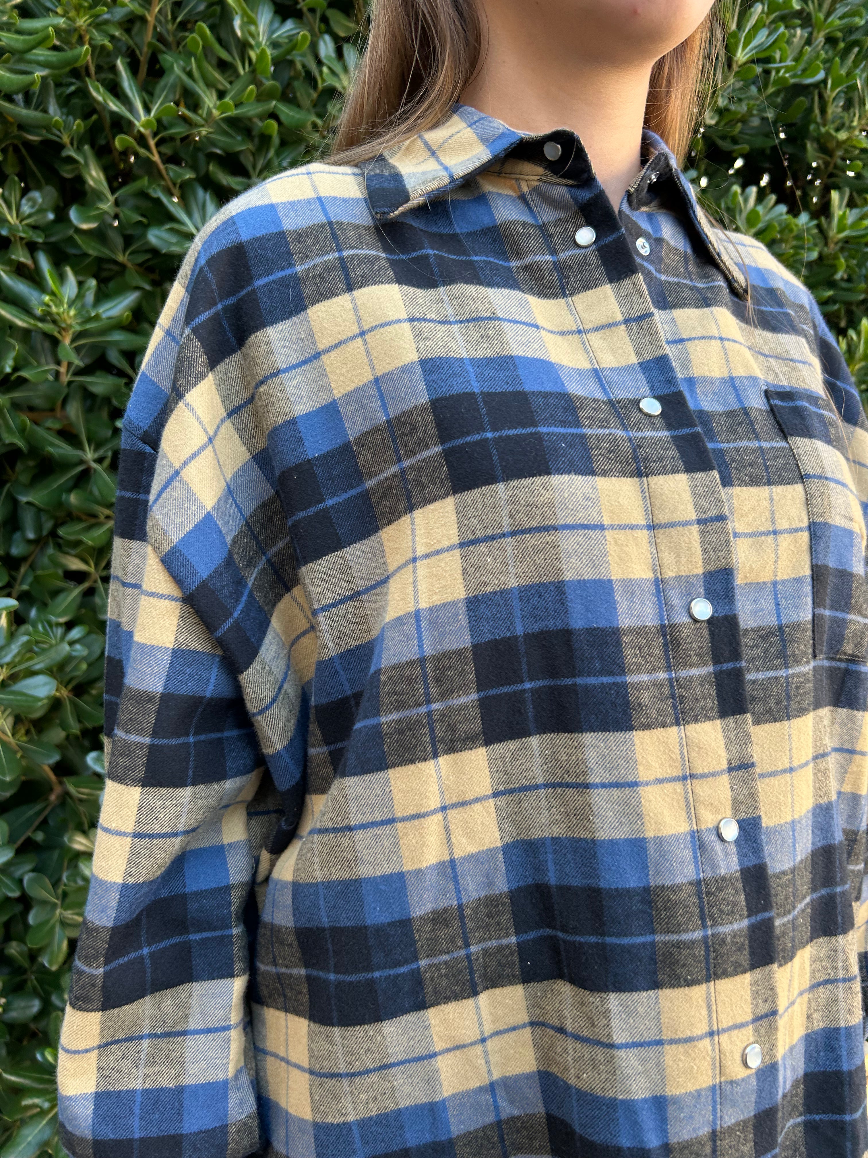 Camicia check con scritta dietro