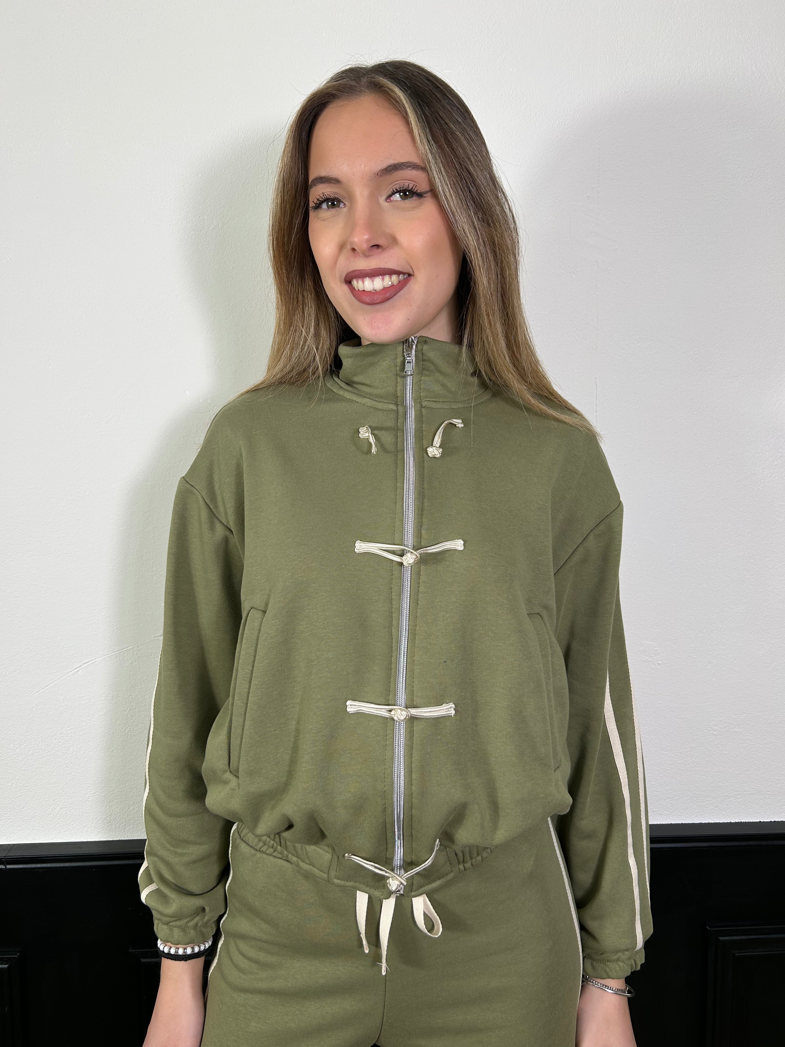 Felpa bomber verde salvia con alamari