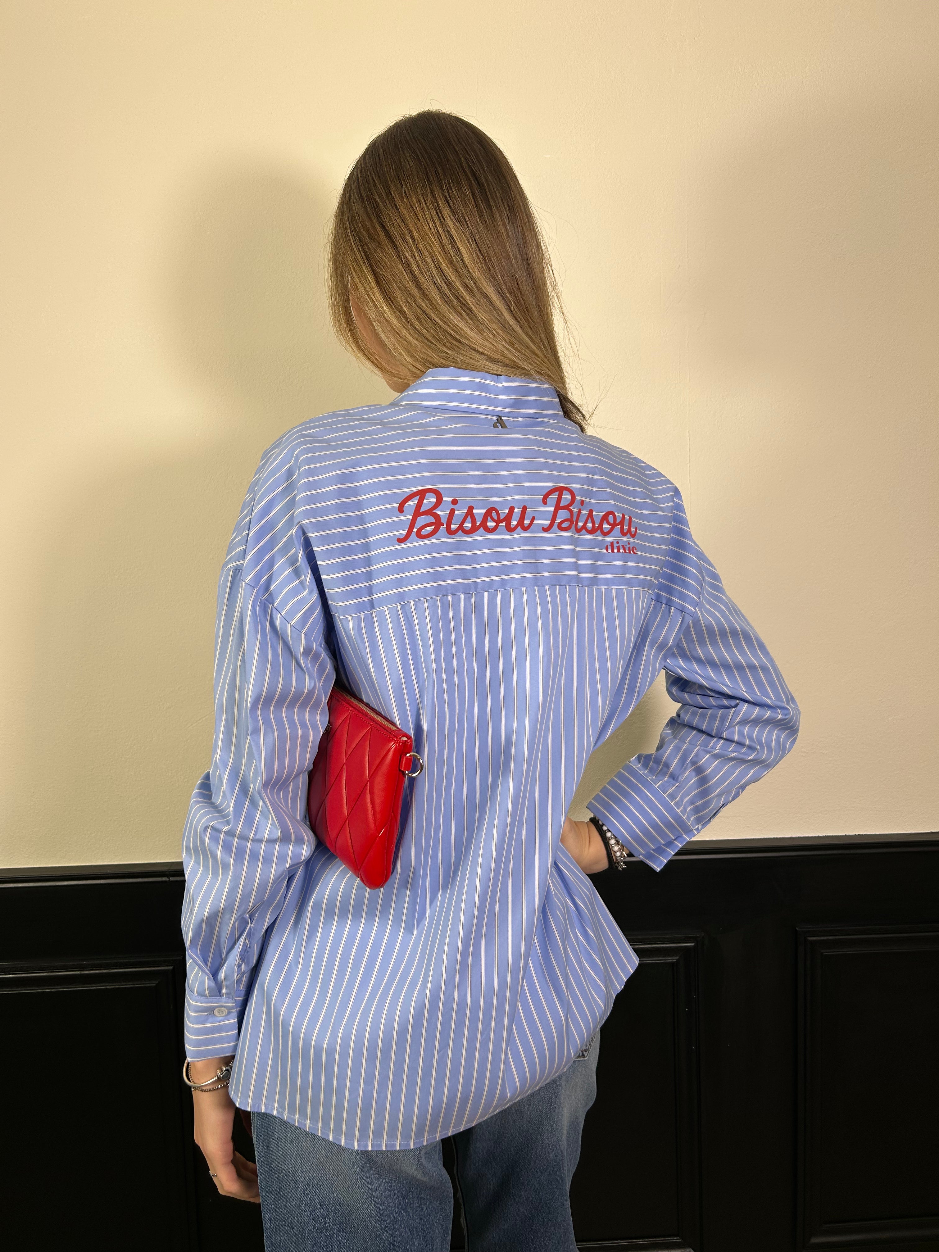 Camicia bastoncino scritta sul retro