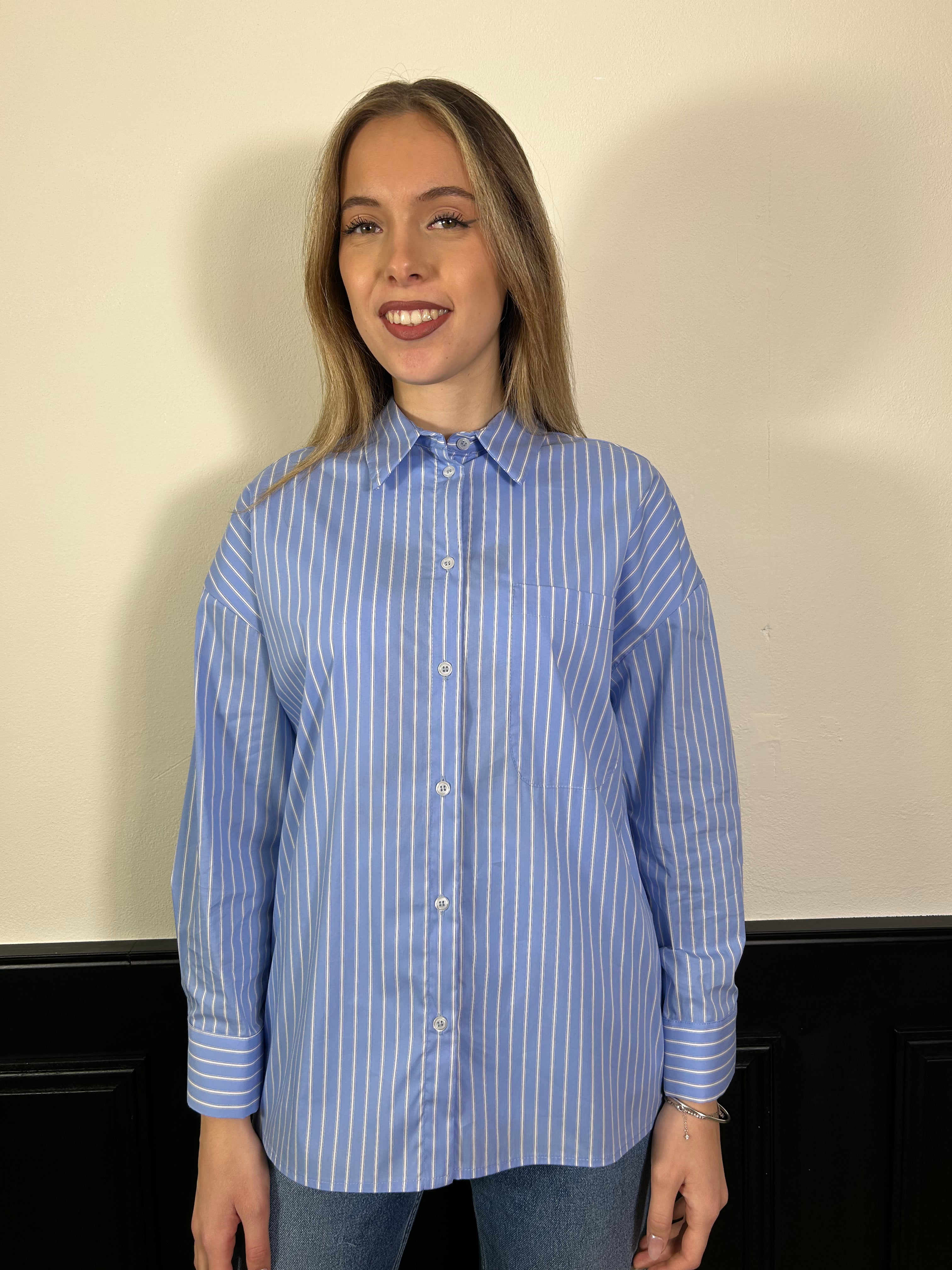 Camicia bastoncino scritta sul retro