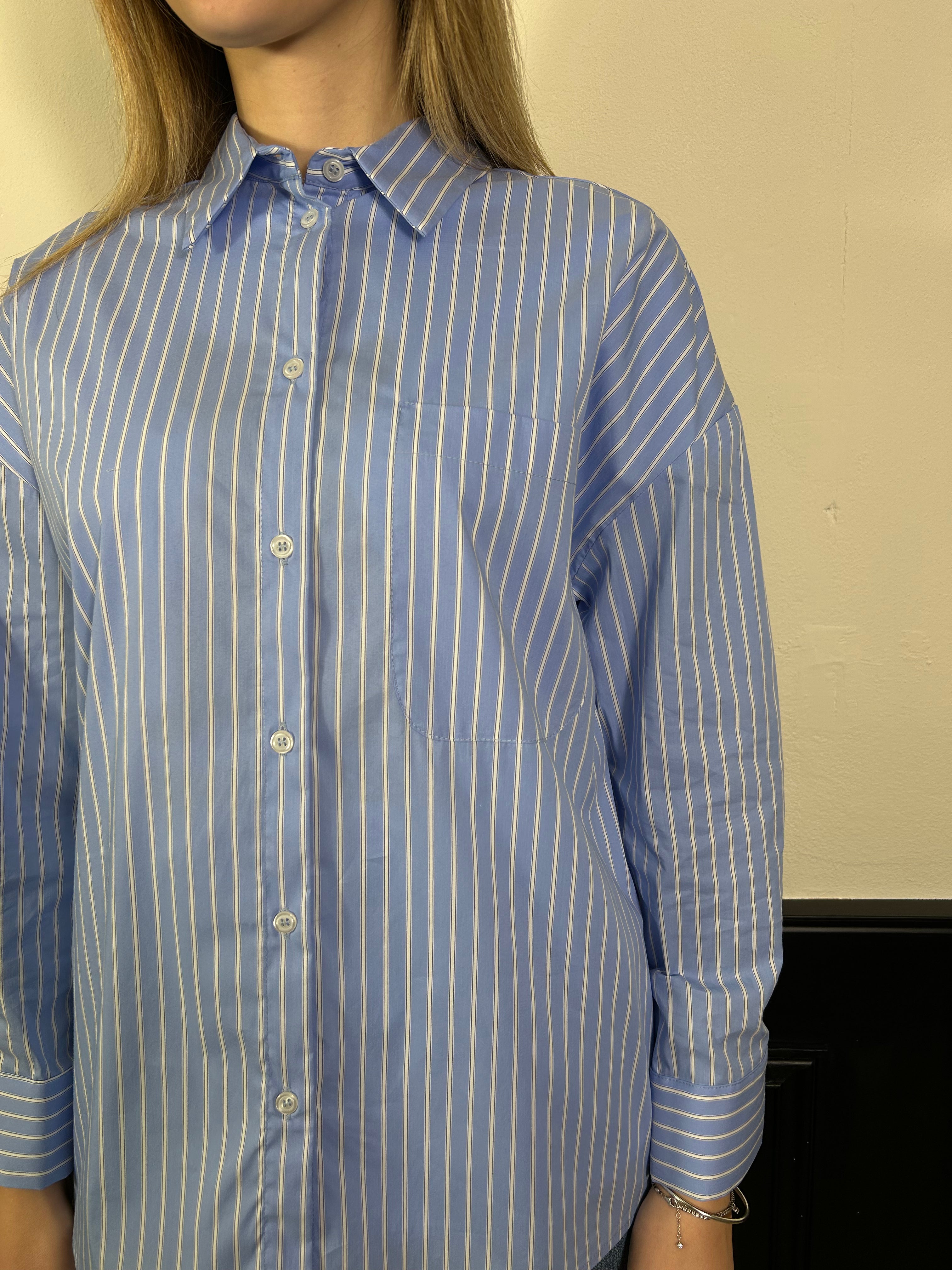 Camicia bastoncino scritta sul retro