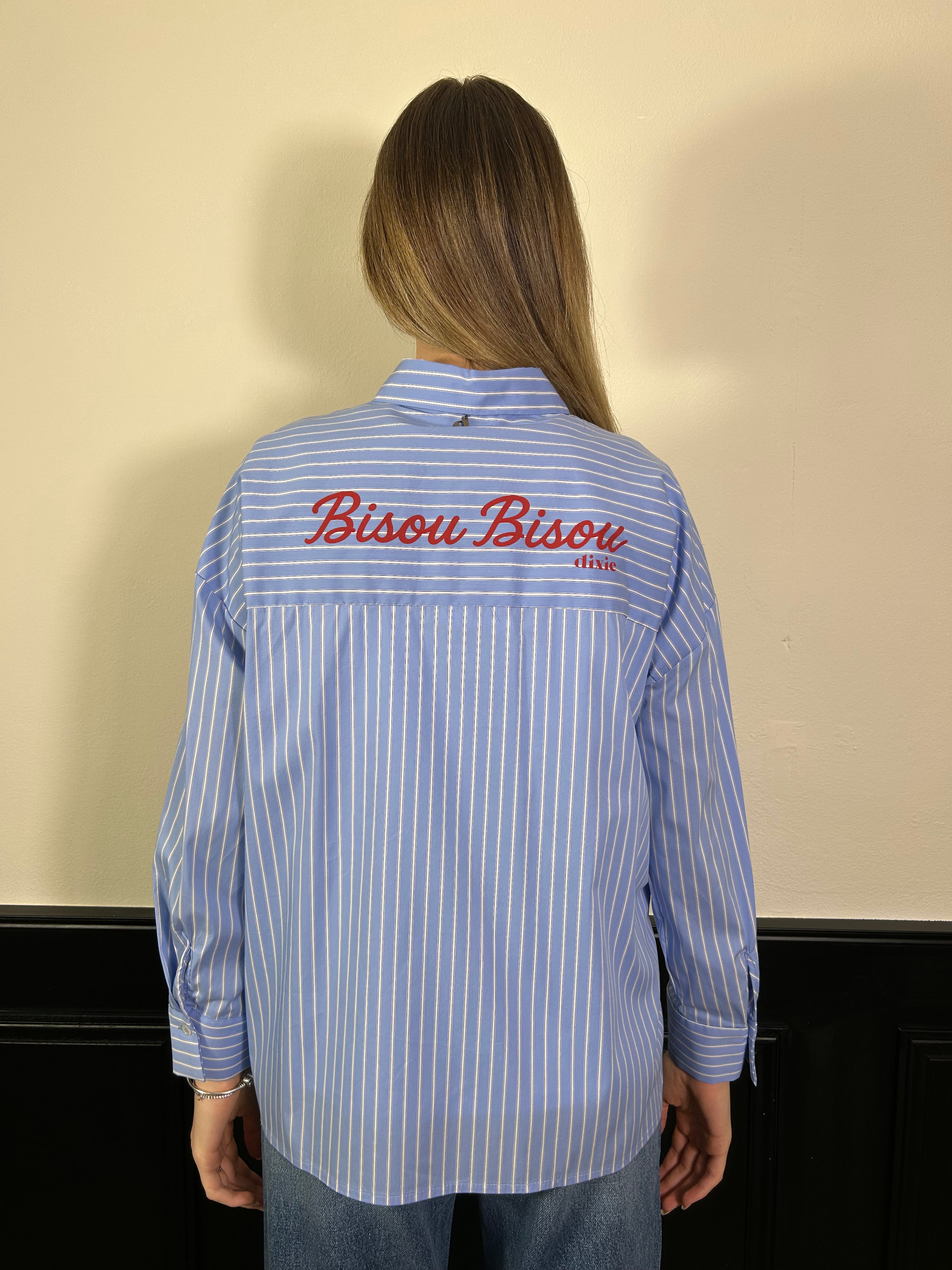 Camicia bastoncino scritta sul retro
