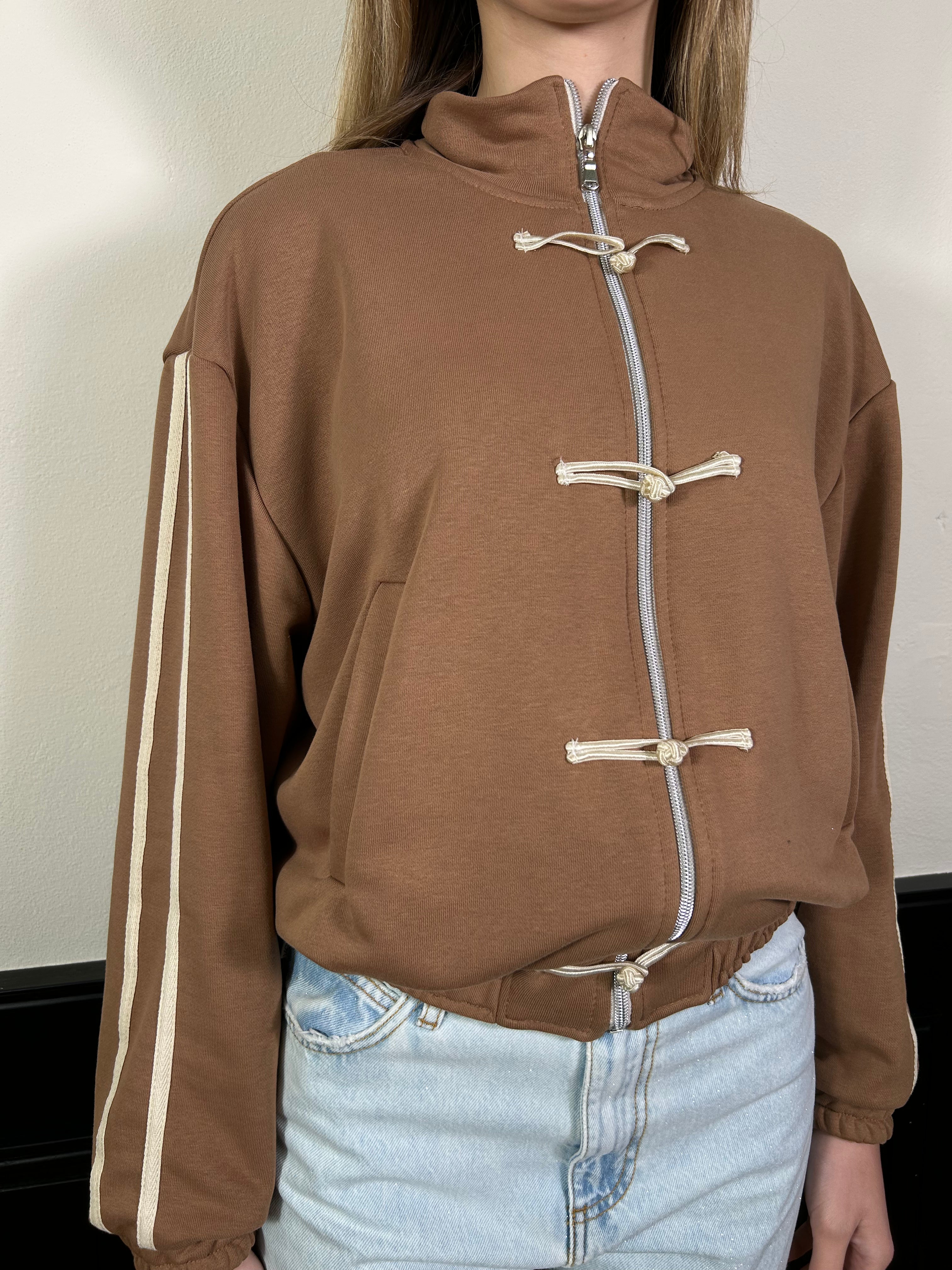 Felpa bomber cammello con alamari