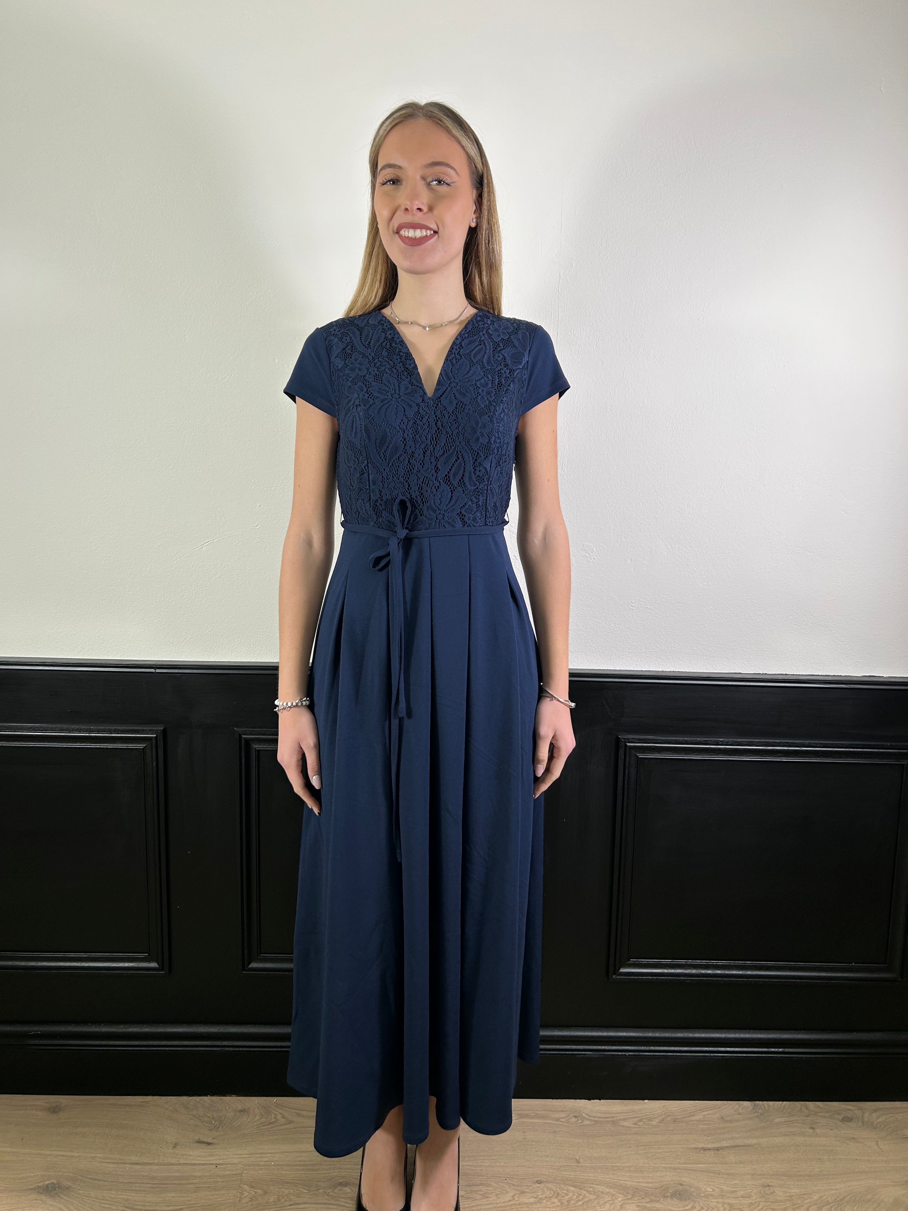 Abito longuette con gonna ampia e pizzo blu