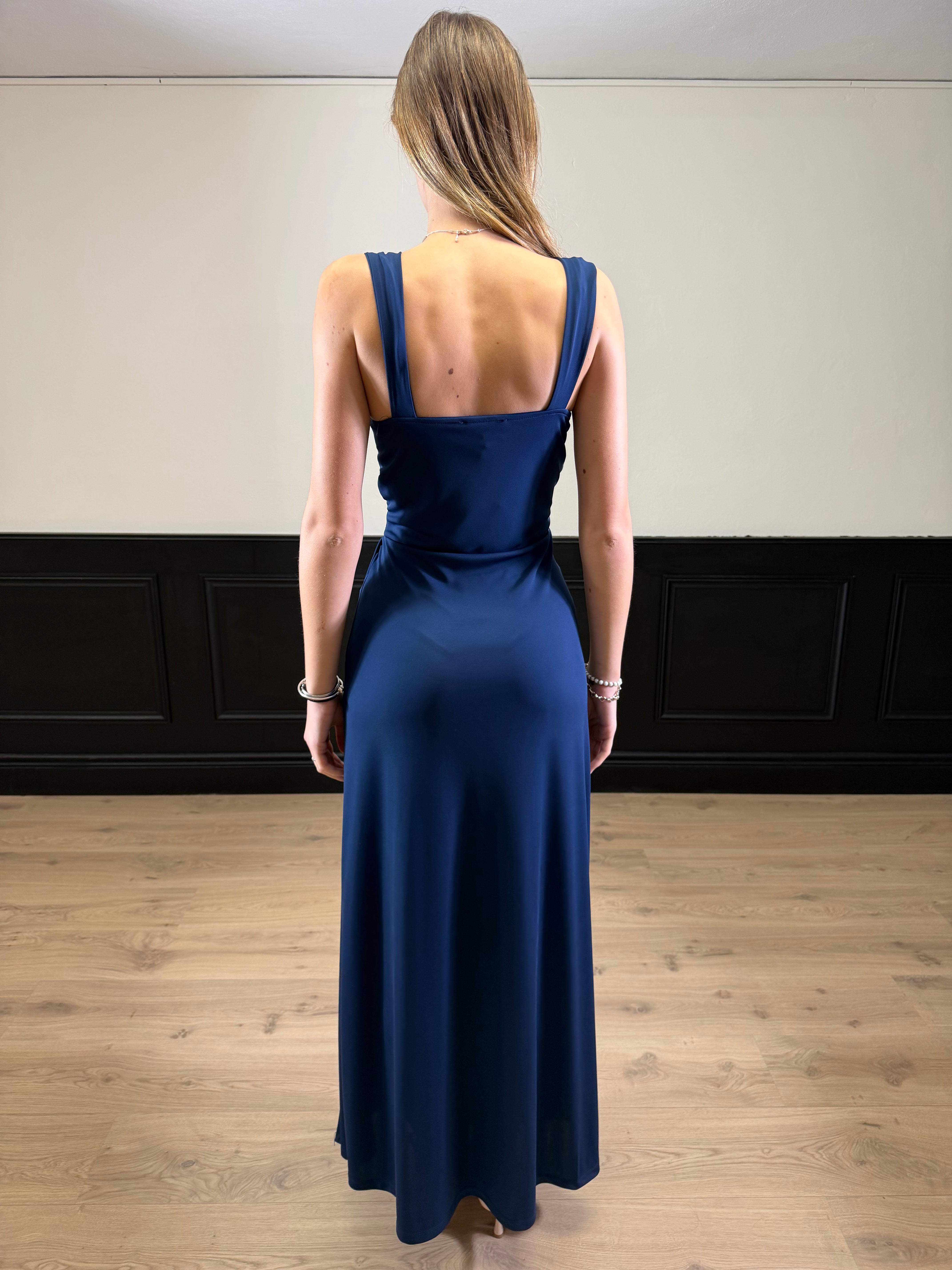 Abito con scollo profondo blu