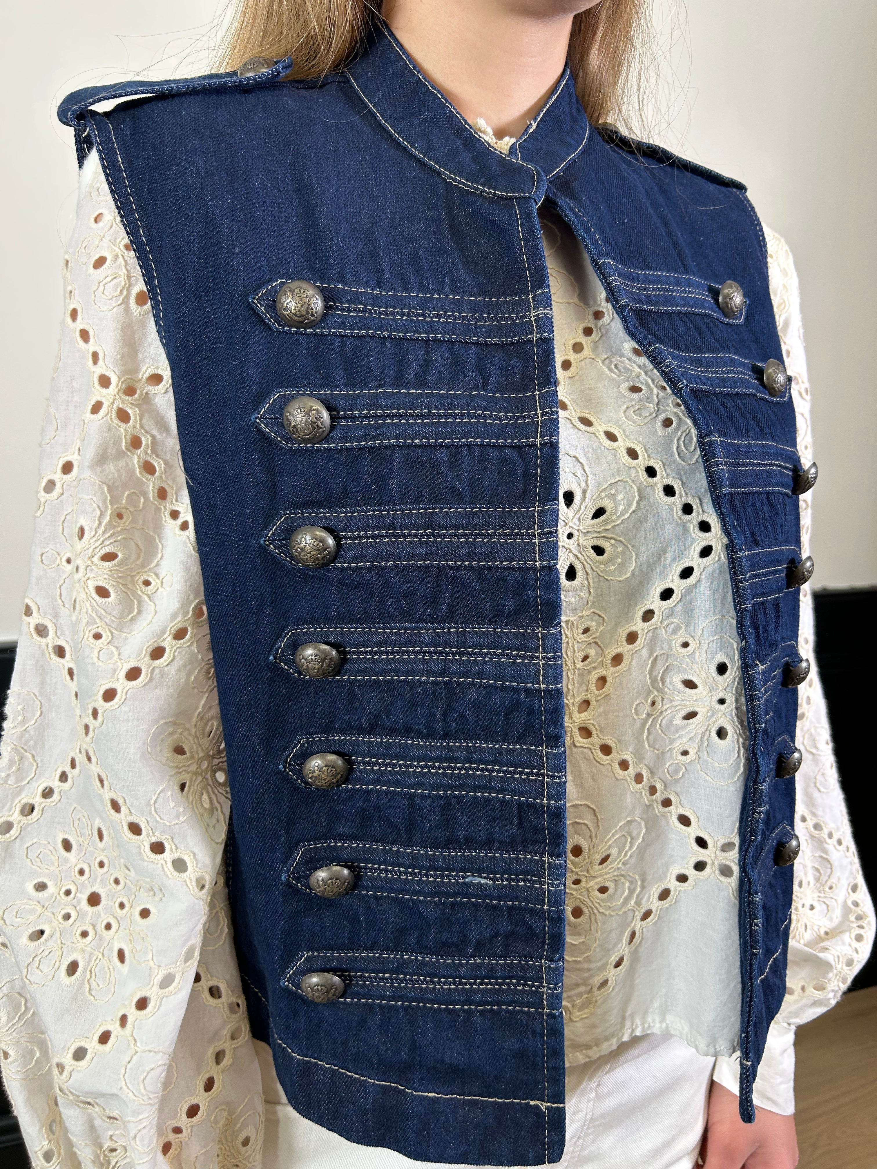 Gilet in denim con alamari