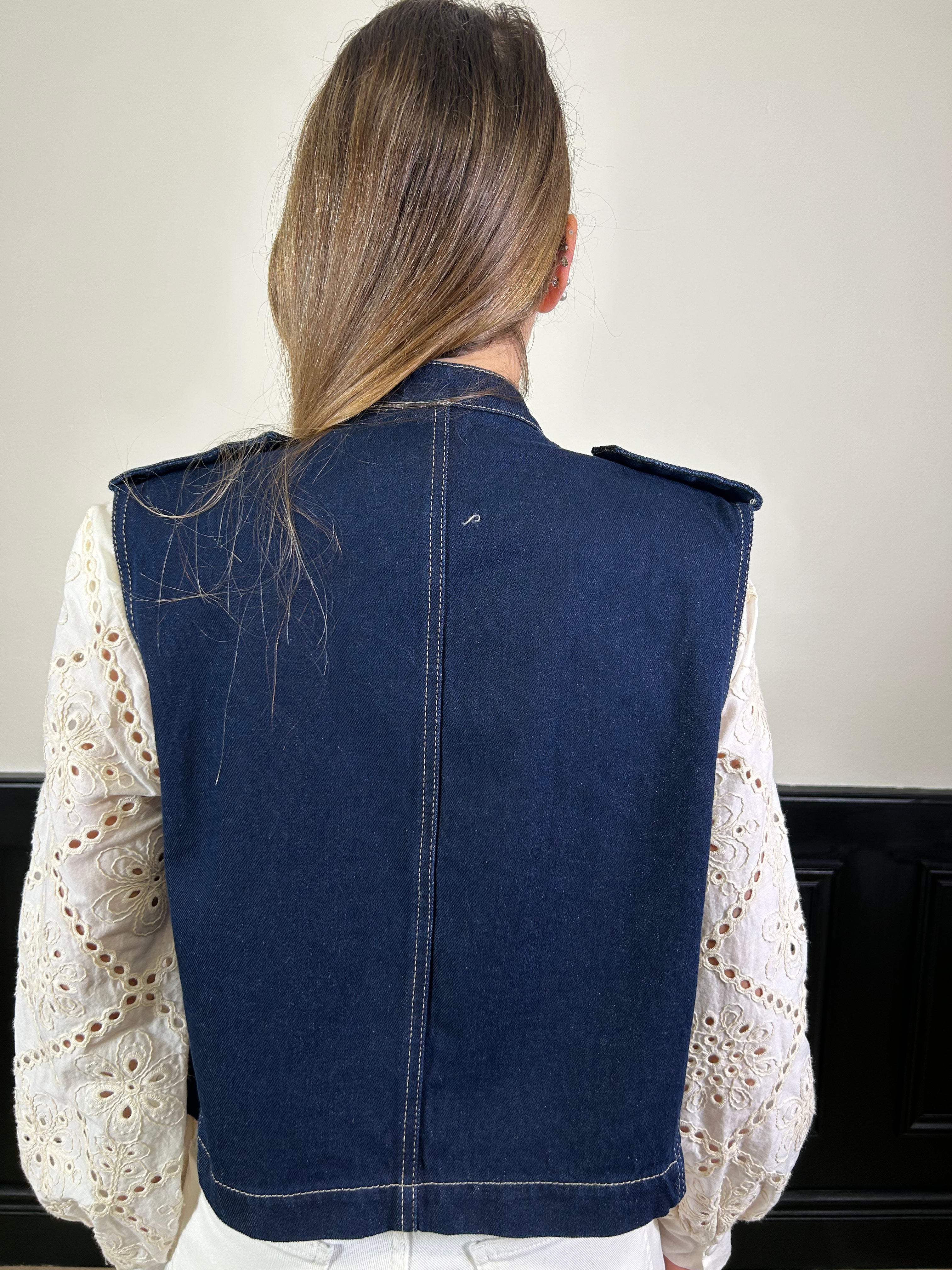 Gilet in denim con alamari