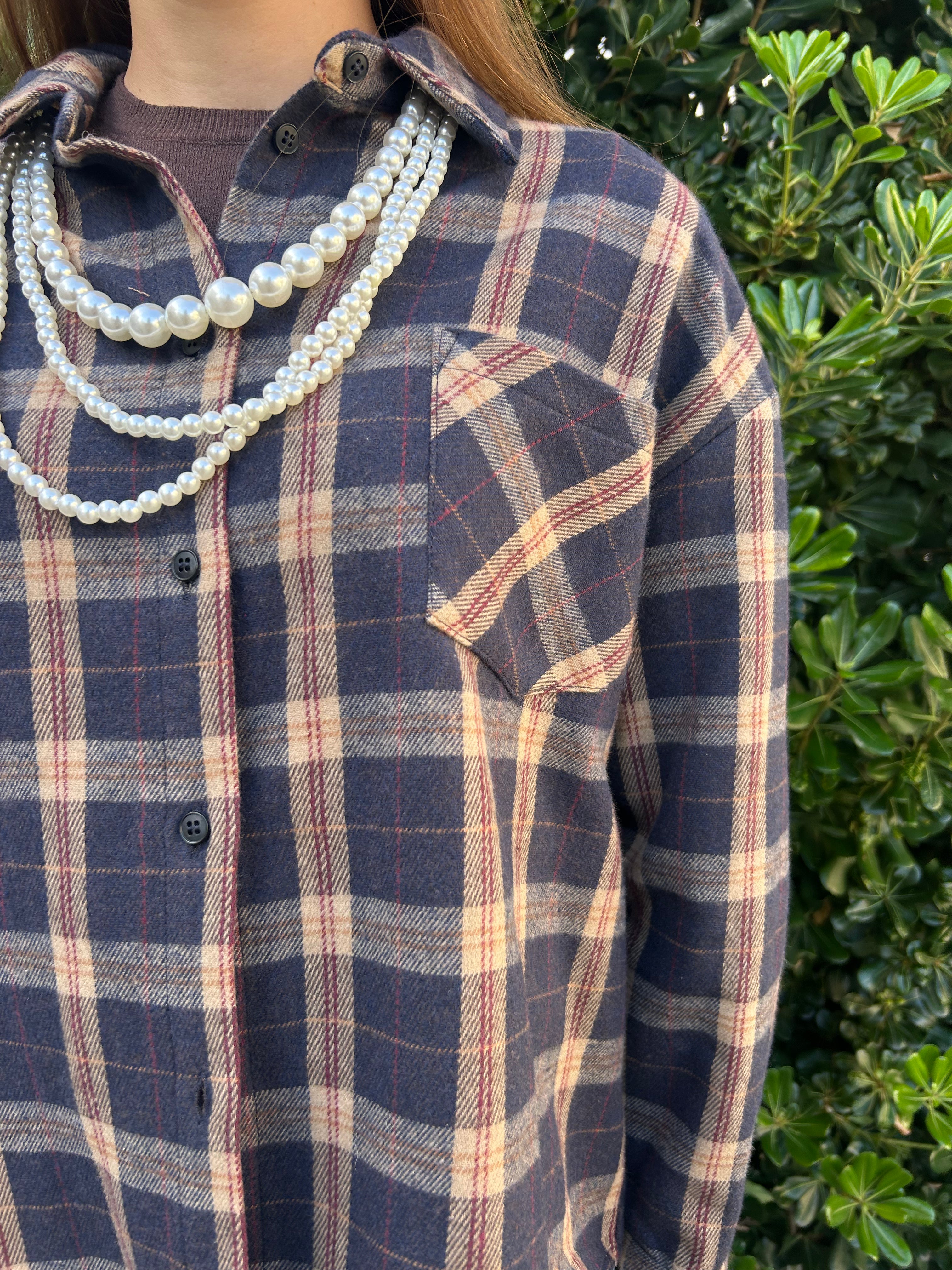 Camicia check con collana perla blu/bordeaux
