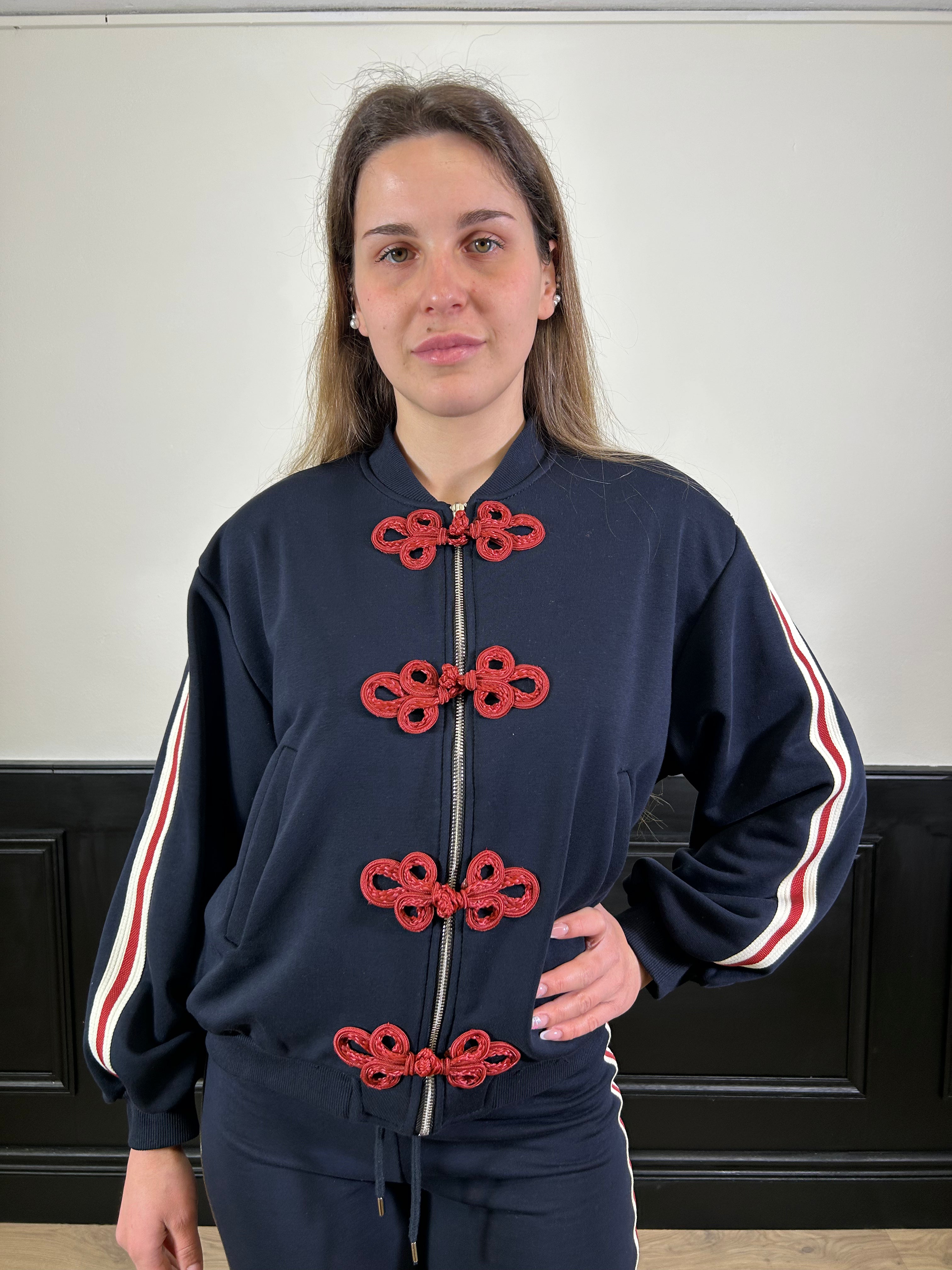 Felpa blu con dettaglio alamari rossi