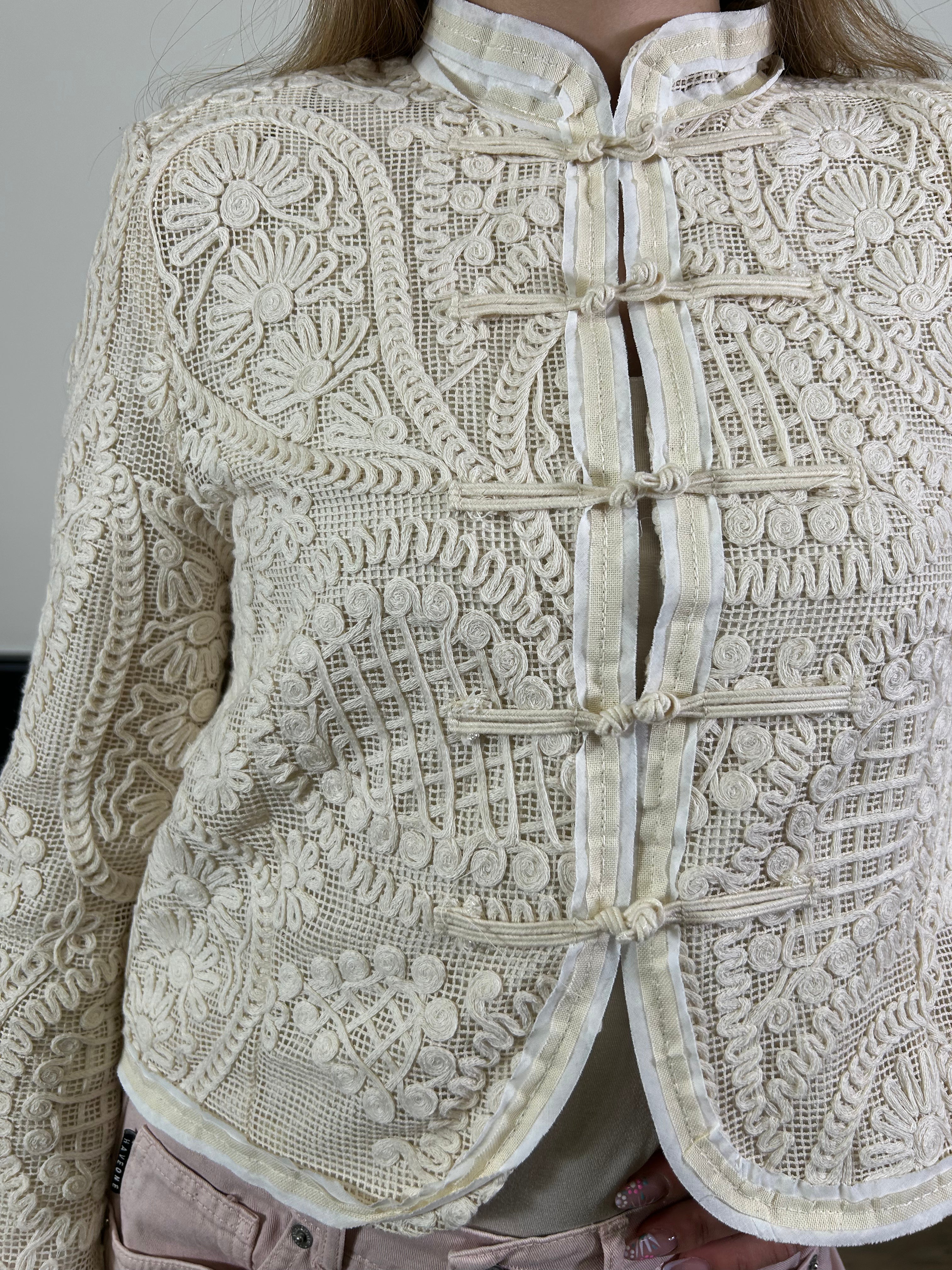 Giacchina in pizzo con alamari