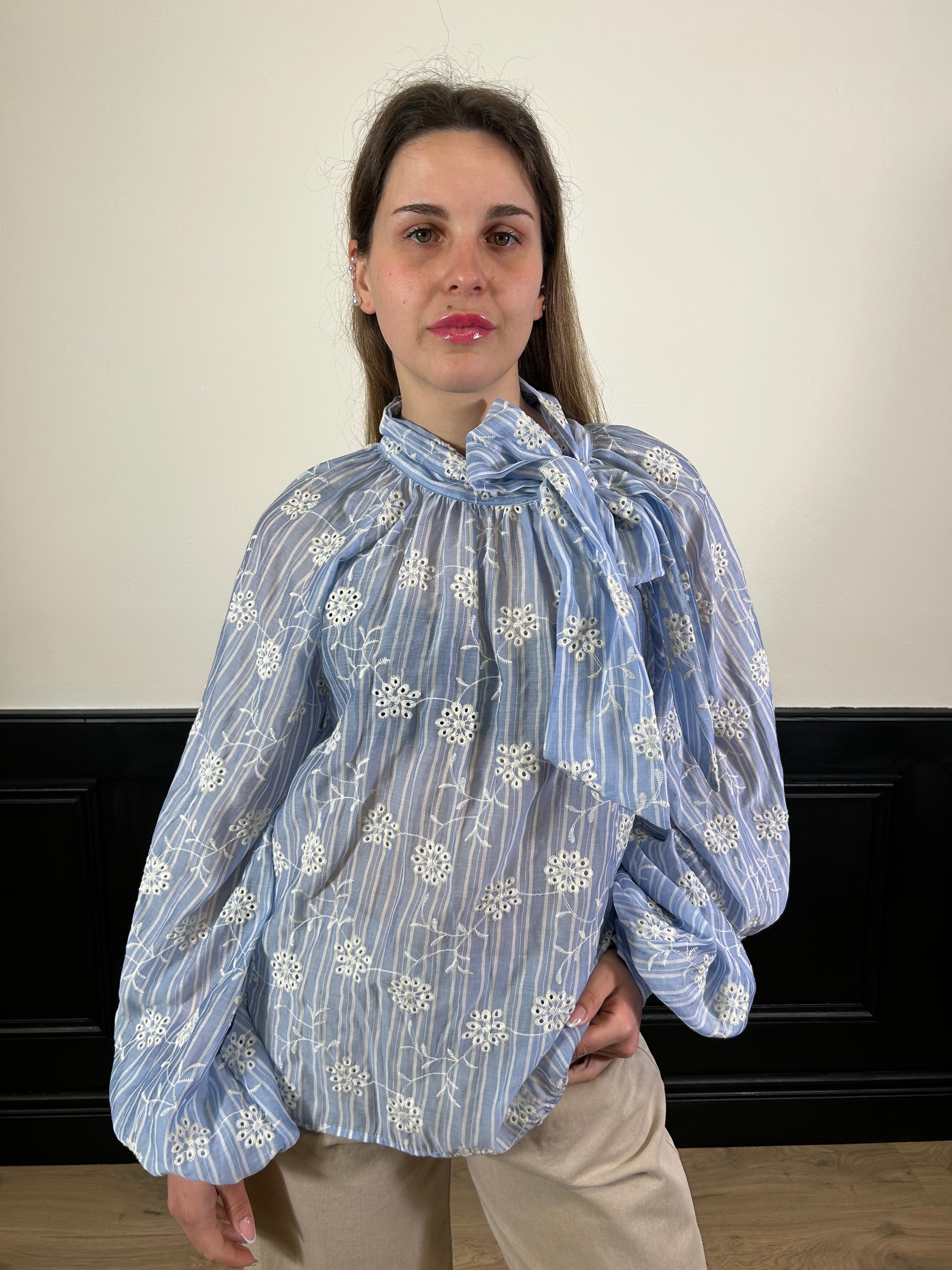 Camicia ricamata azzurra