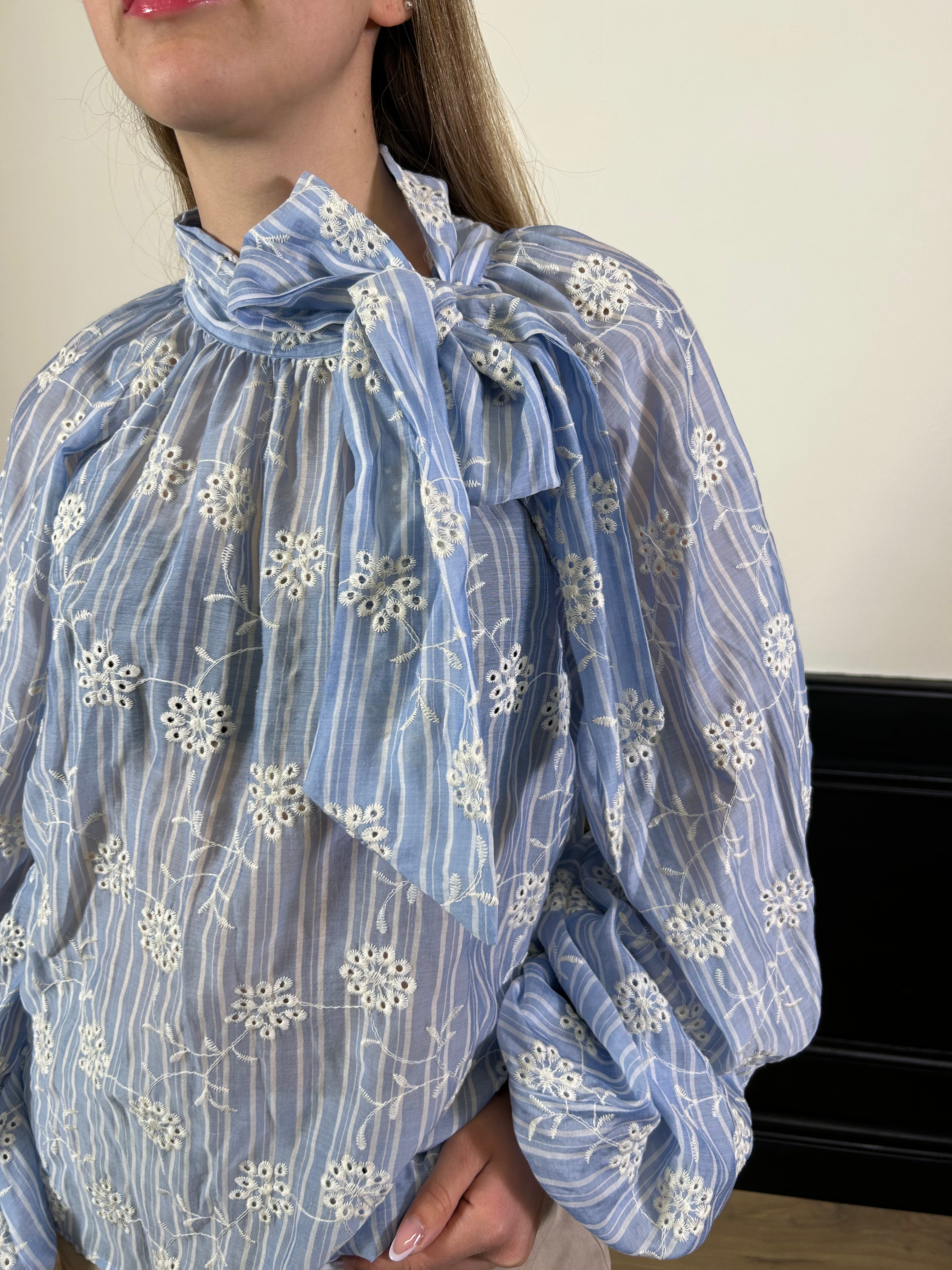 Camicia ricamata azzurra