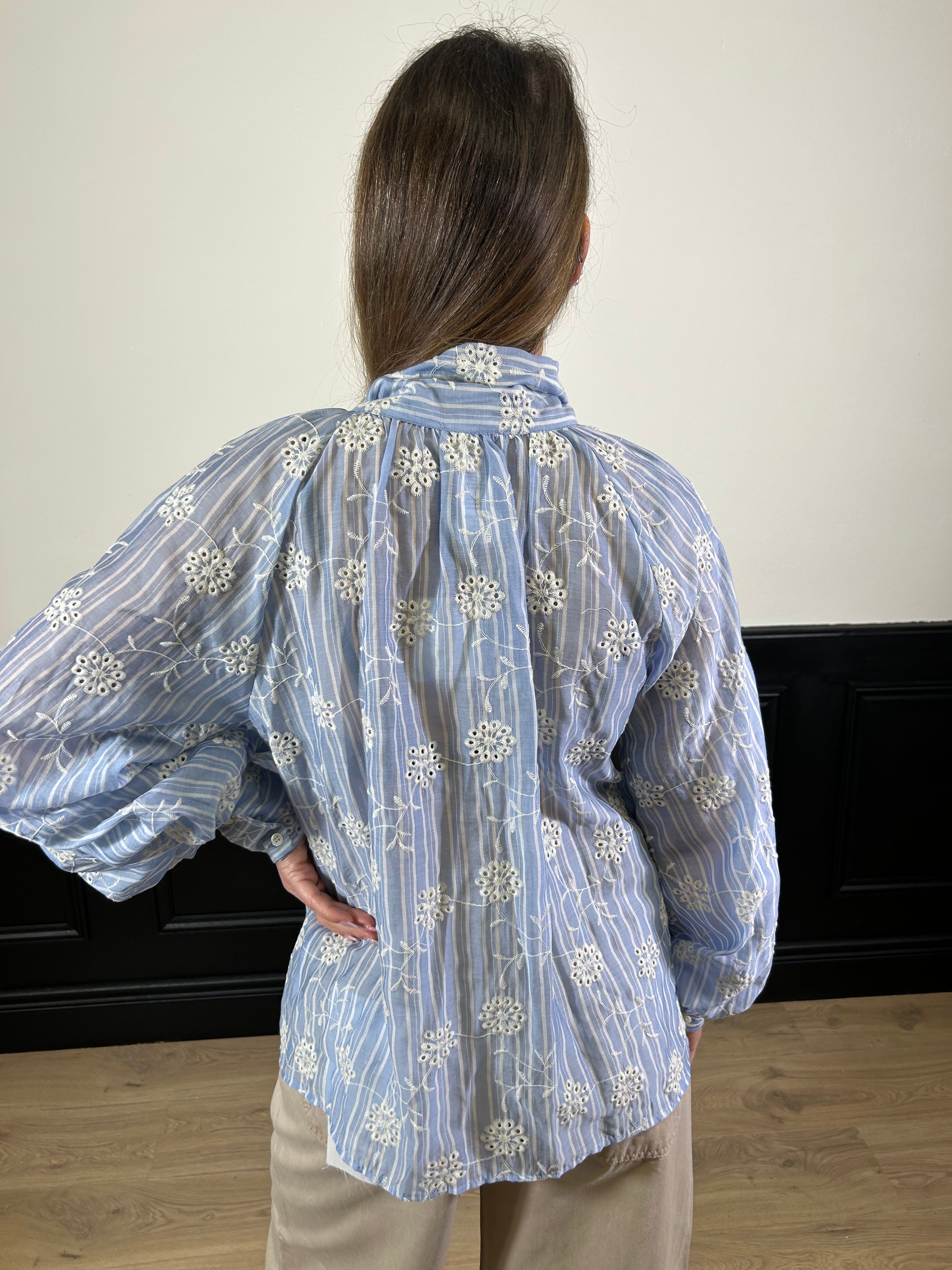 Camicia ricamata azzurra