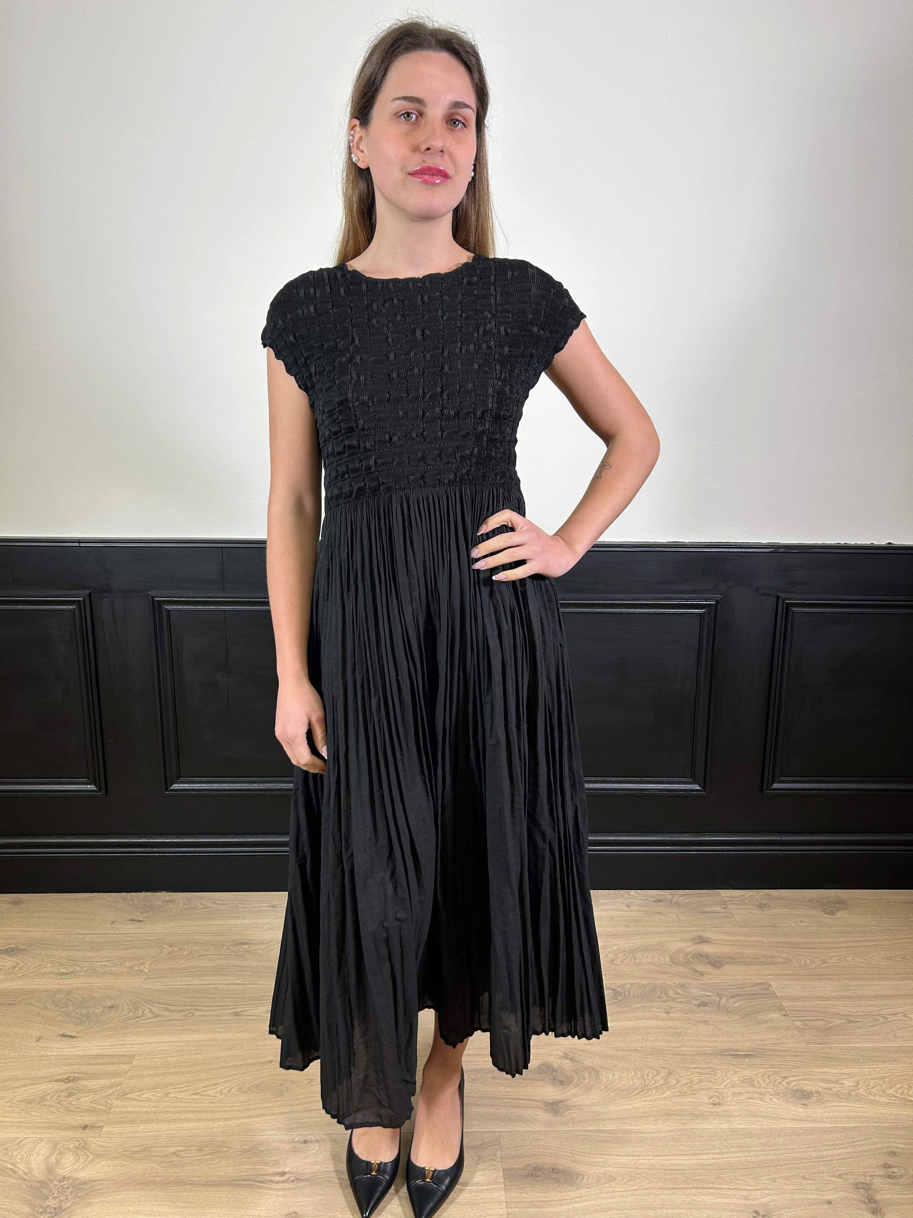 Abito arricciato con gonna plissé