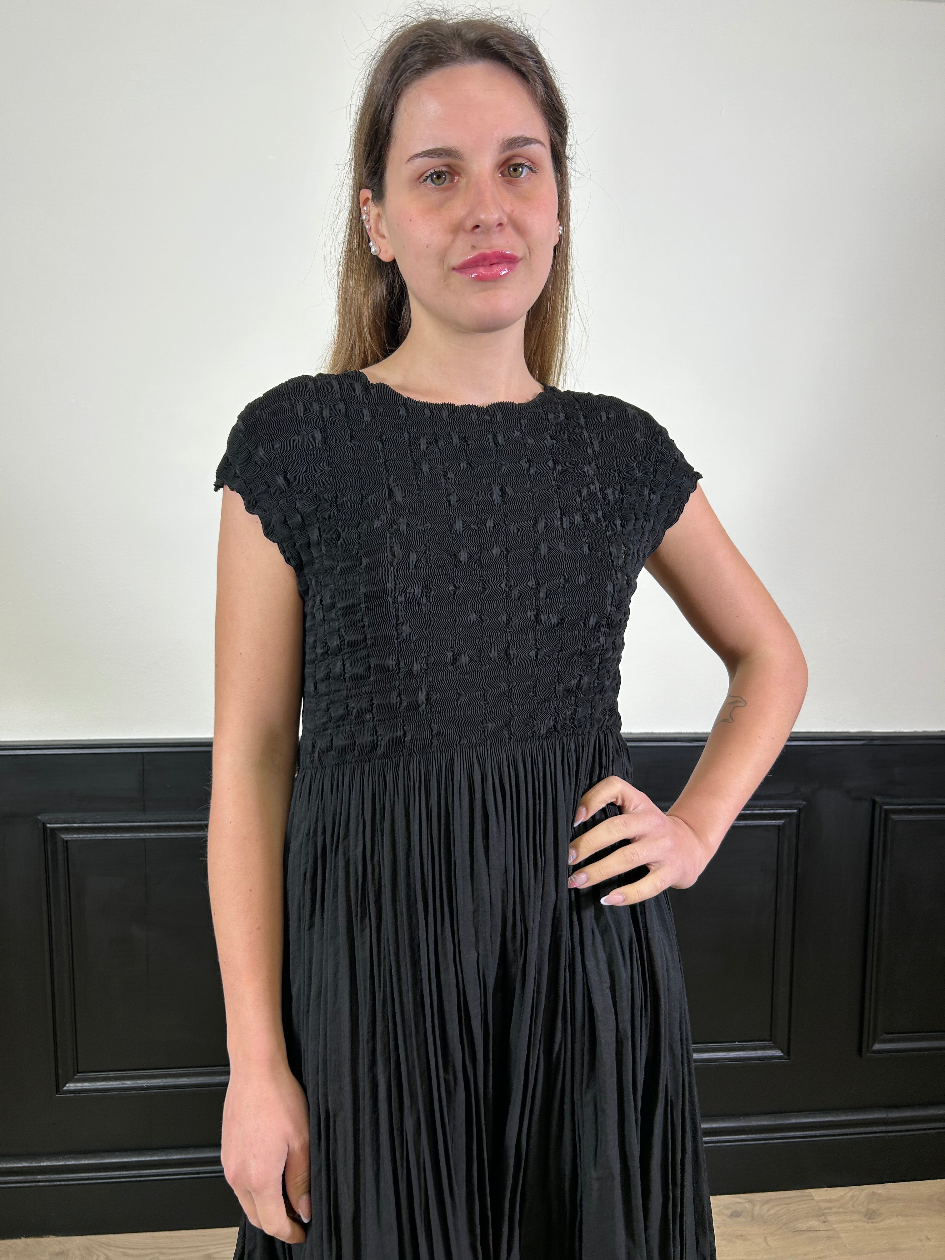 Abito arricciato con gonna plissé