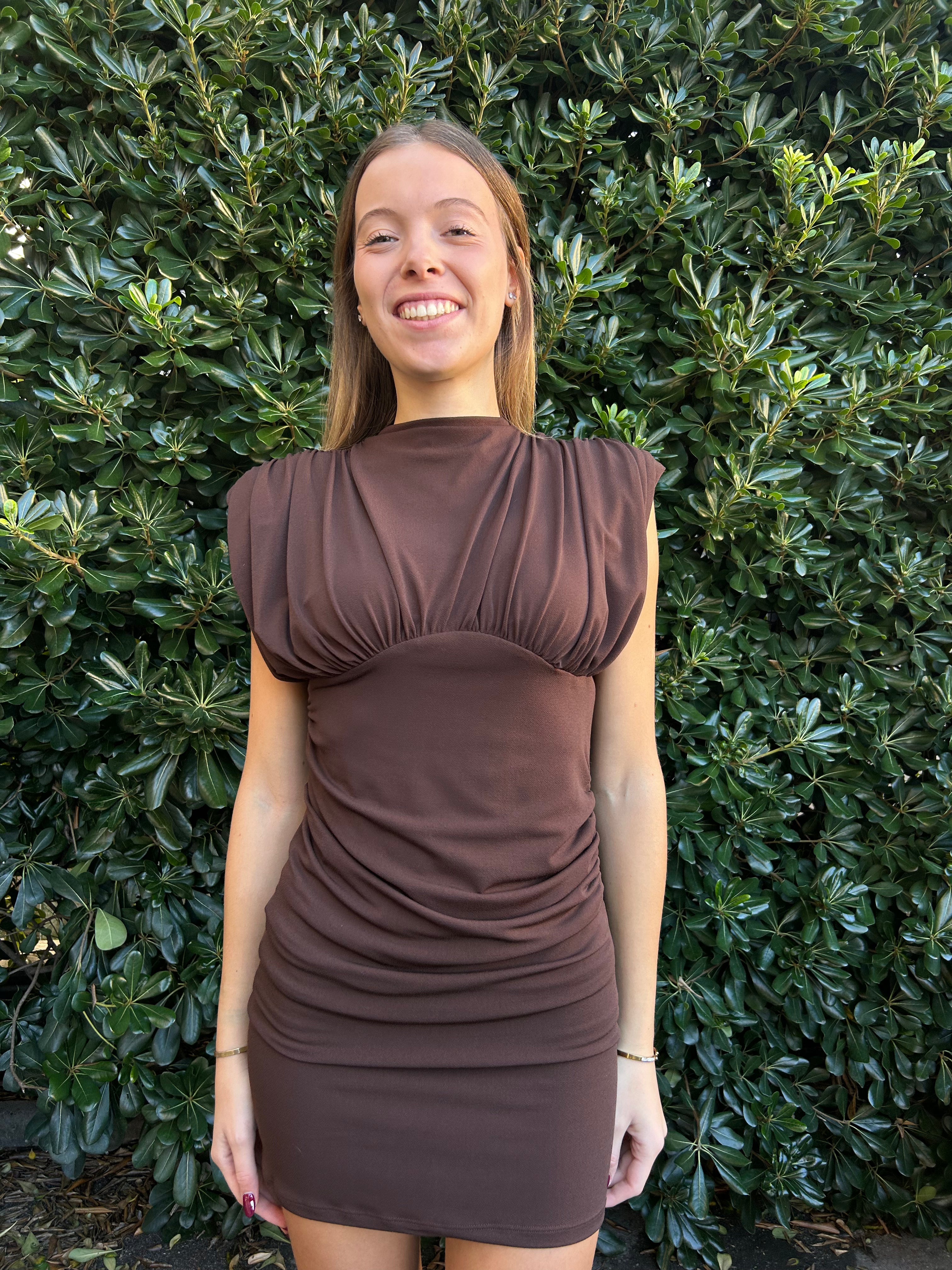 Abito corto con spalline imbottite