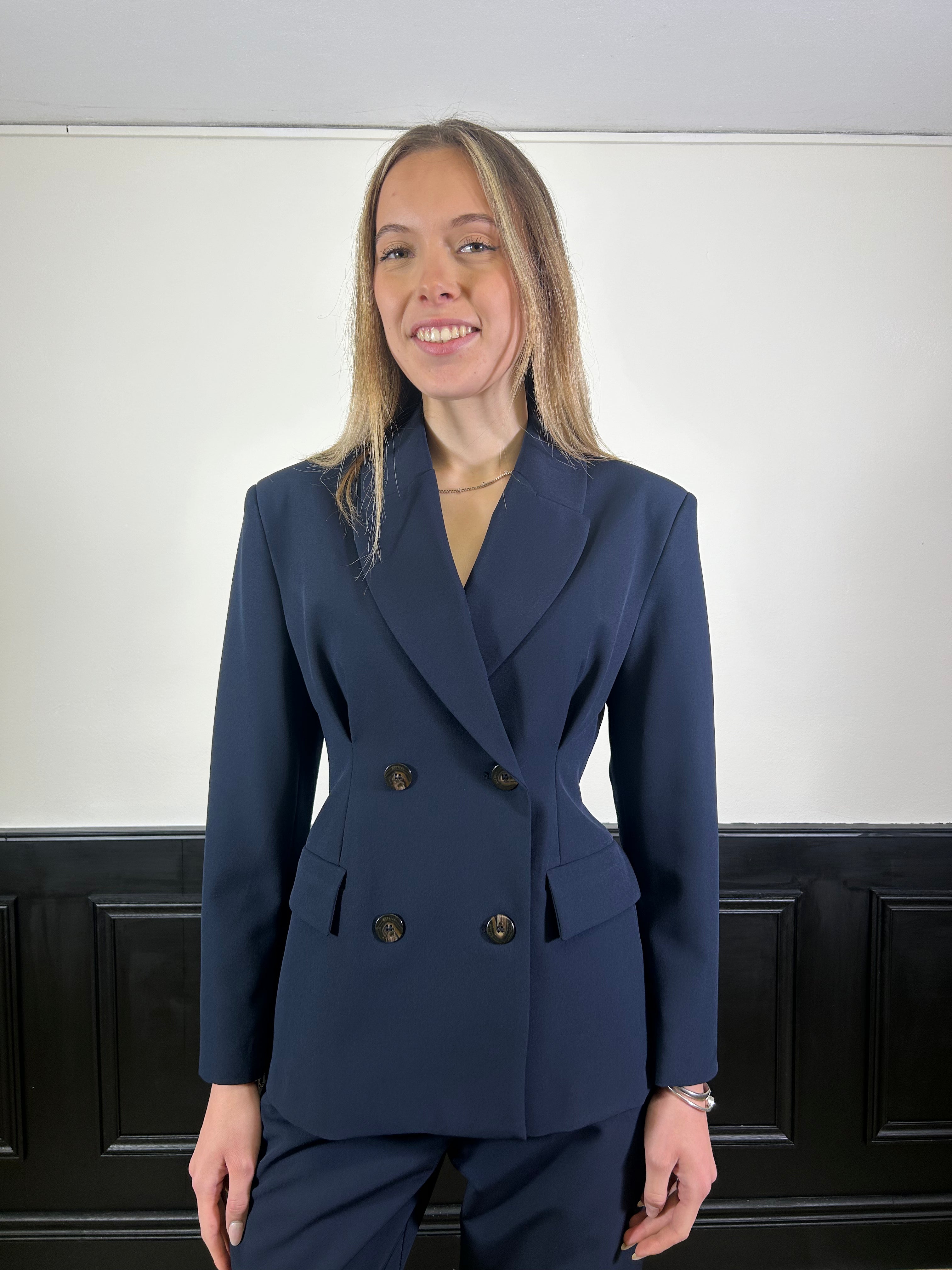 Tailleur con giacca avvitata e pantalone balloon