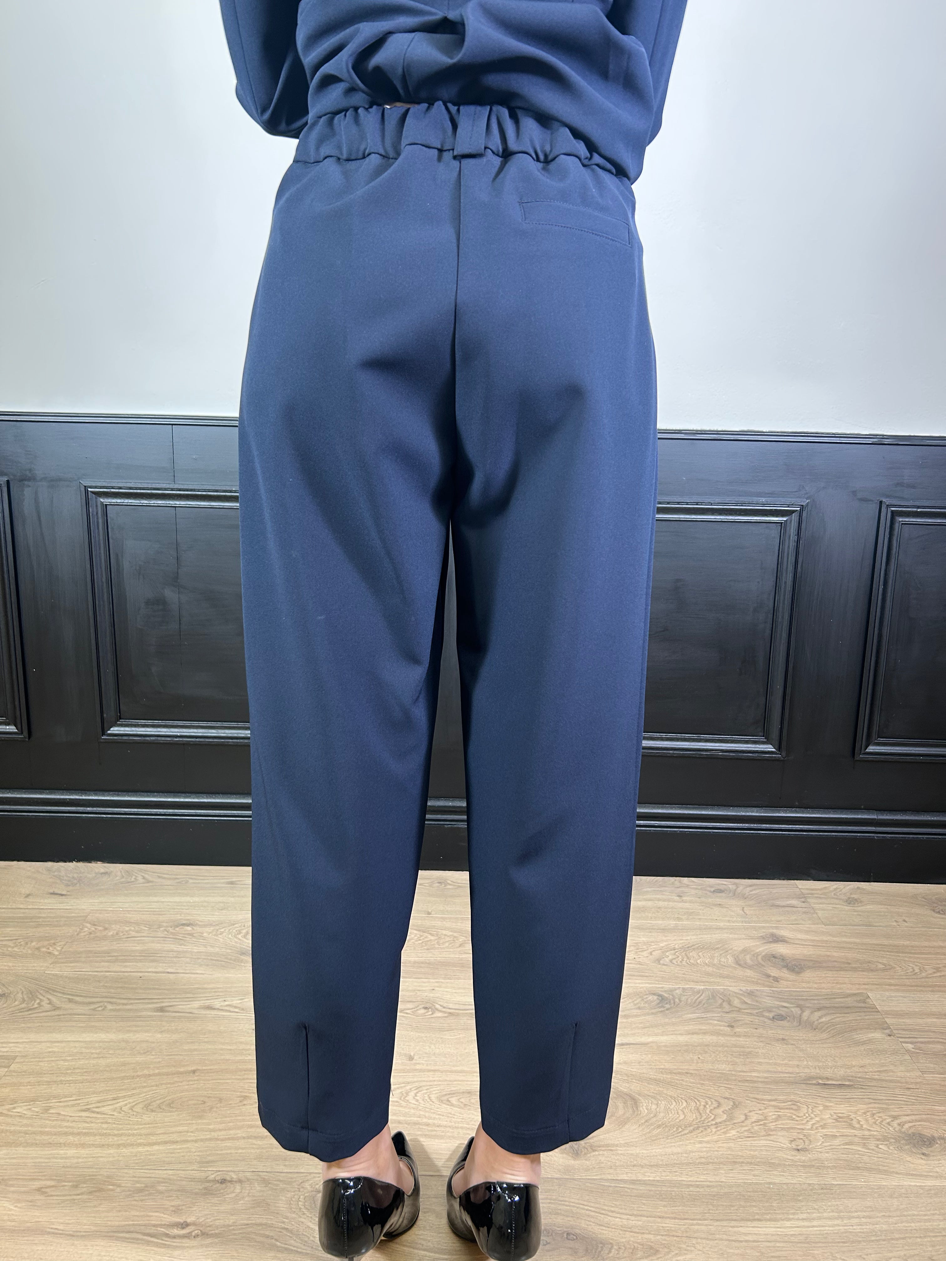 Tailleur con giacca avvitata e pantalone balloon