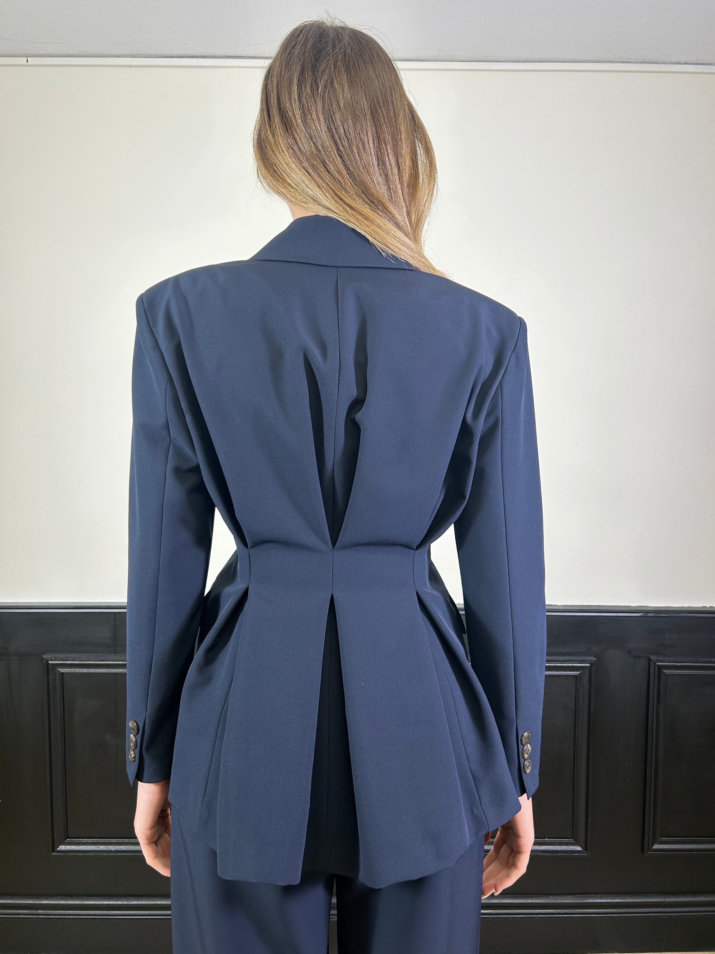 Tailleur con giacca avvitata e pantalone balloon