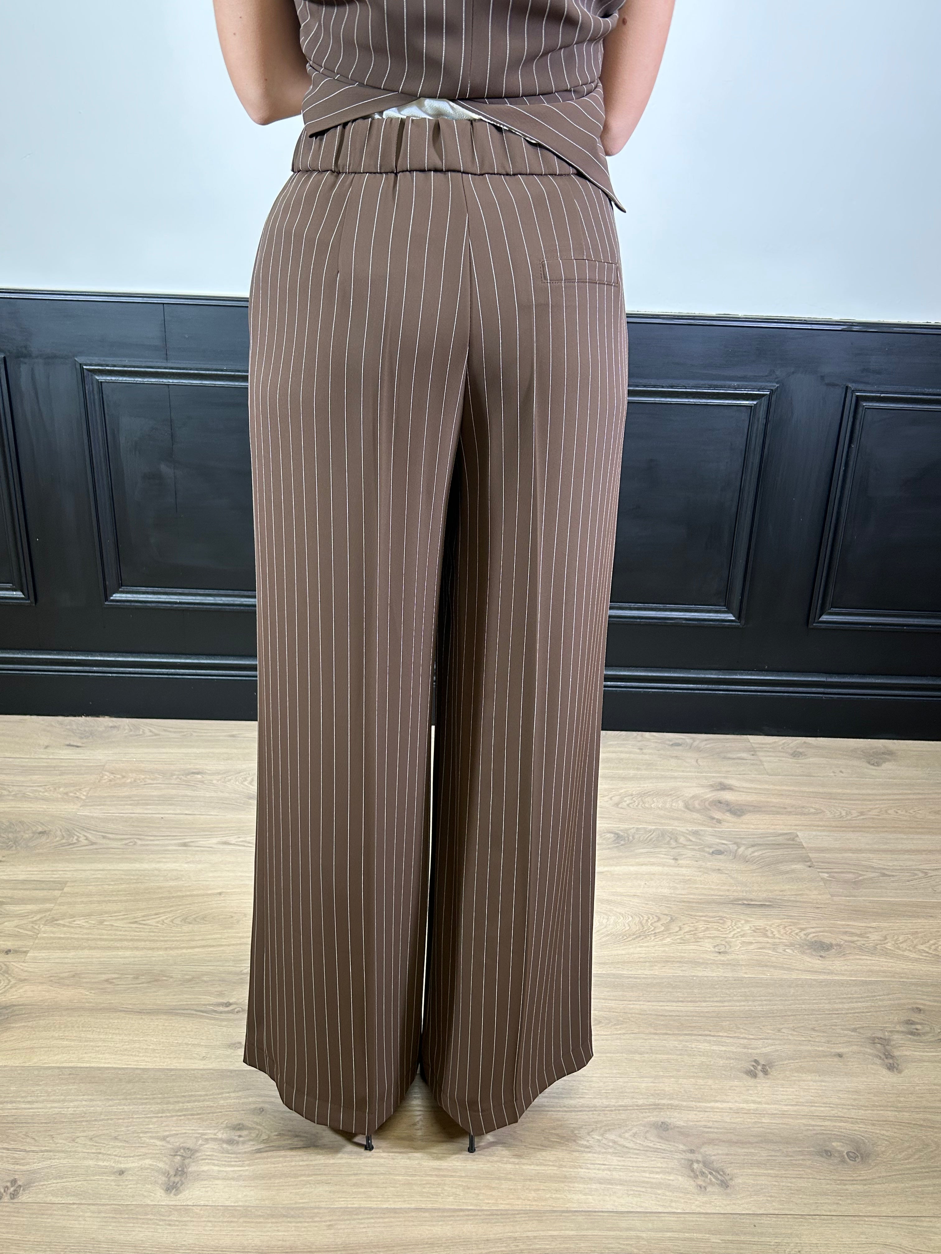 Tailleur gessato con gilet marrone in cady