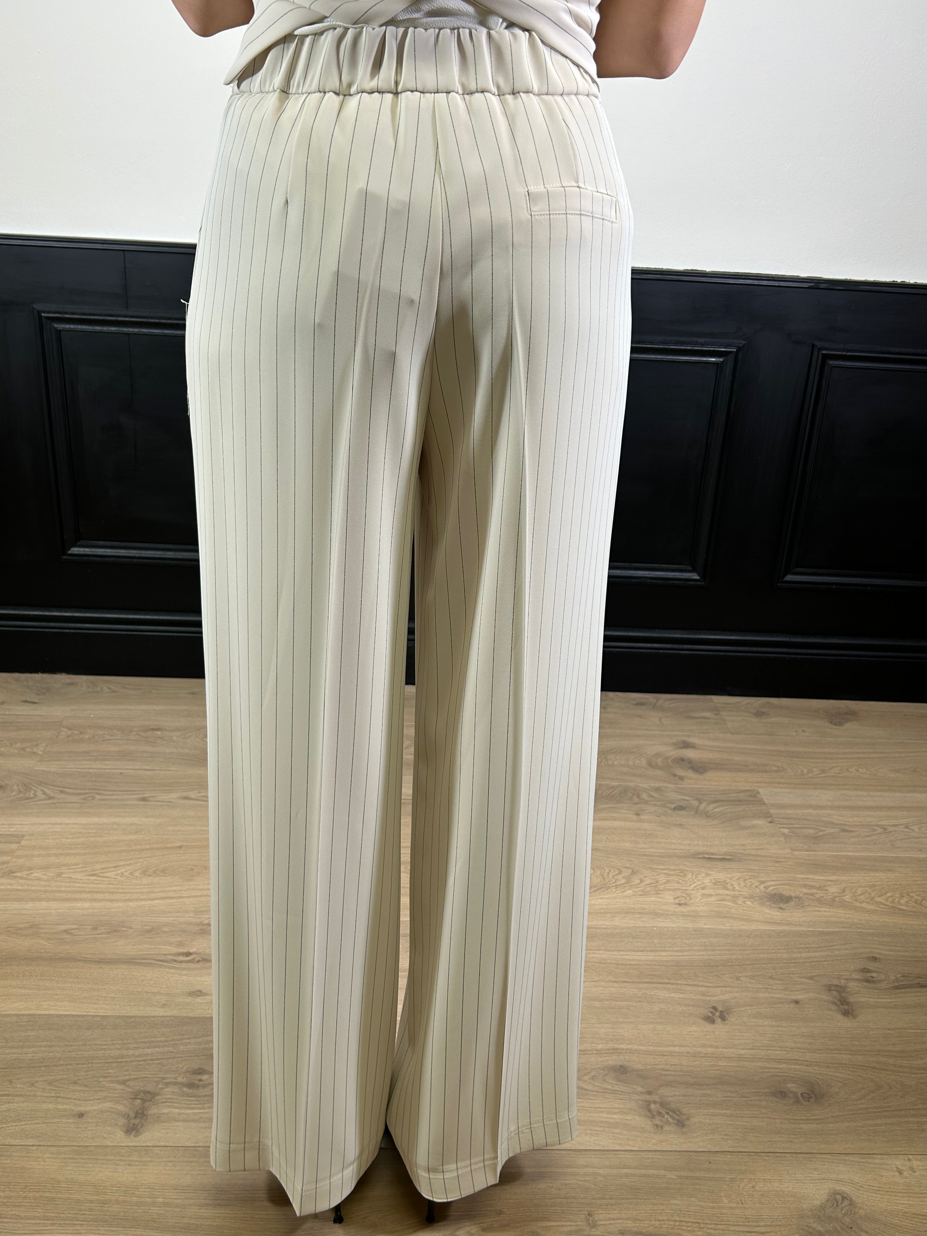 Tailleur gessato con gilet panna in cady