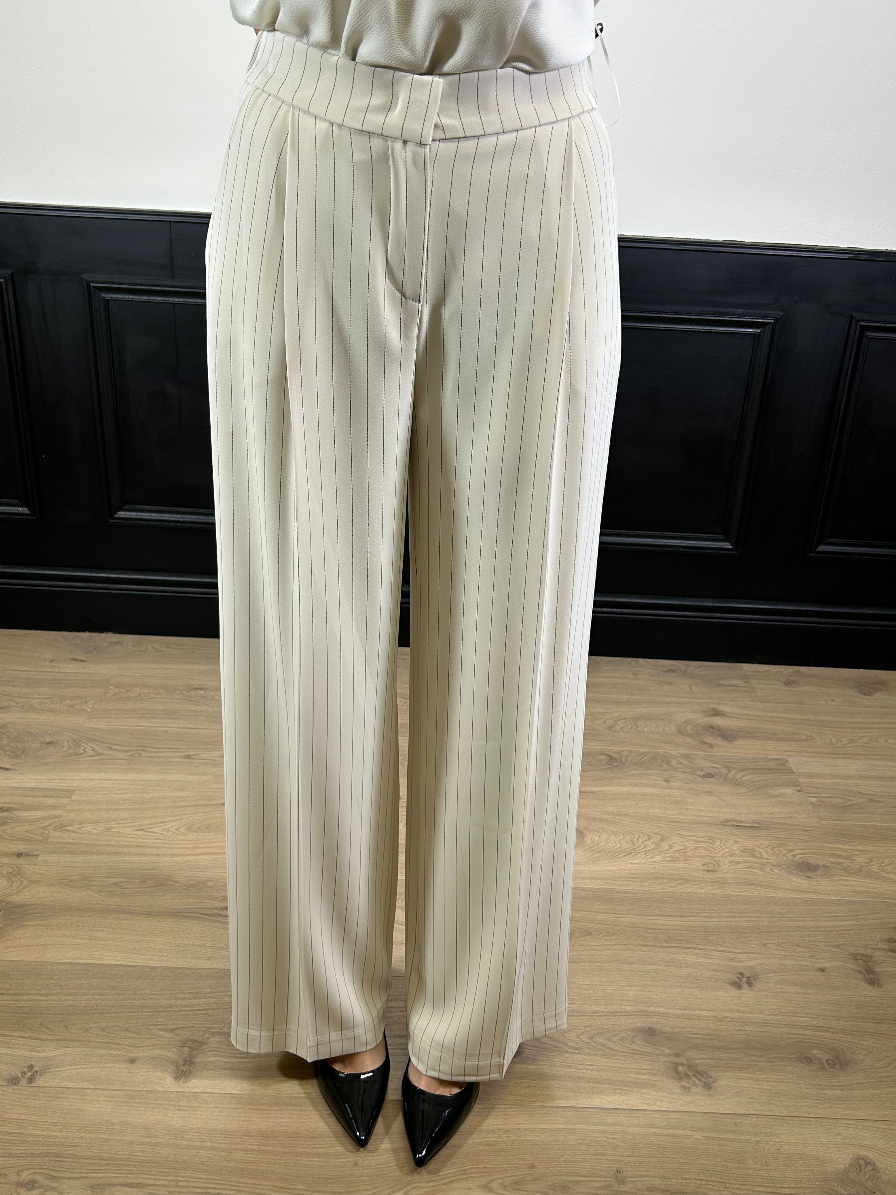 Tailleur gessato con gilet panna in cady