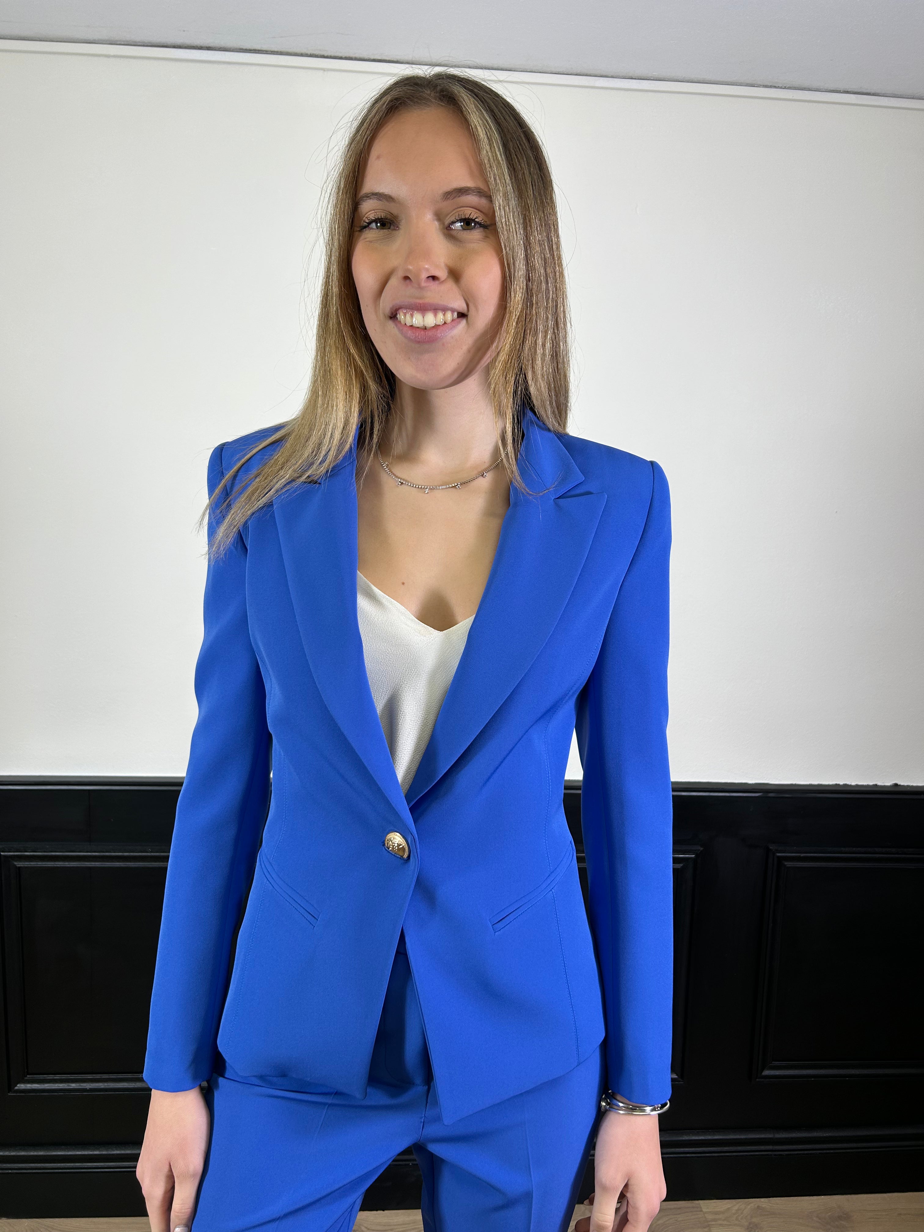 Tailleur giacca avvitata e pantalone scampanato