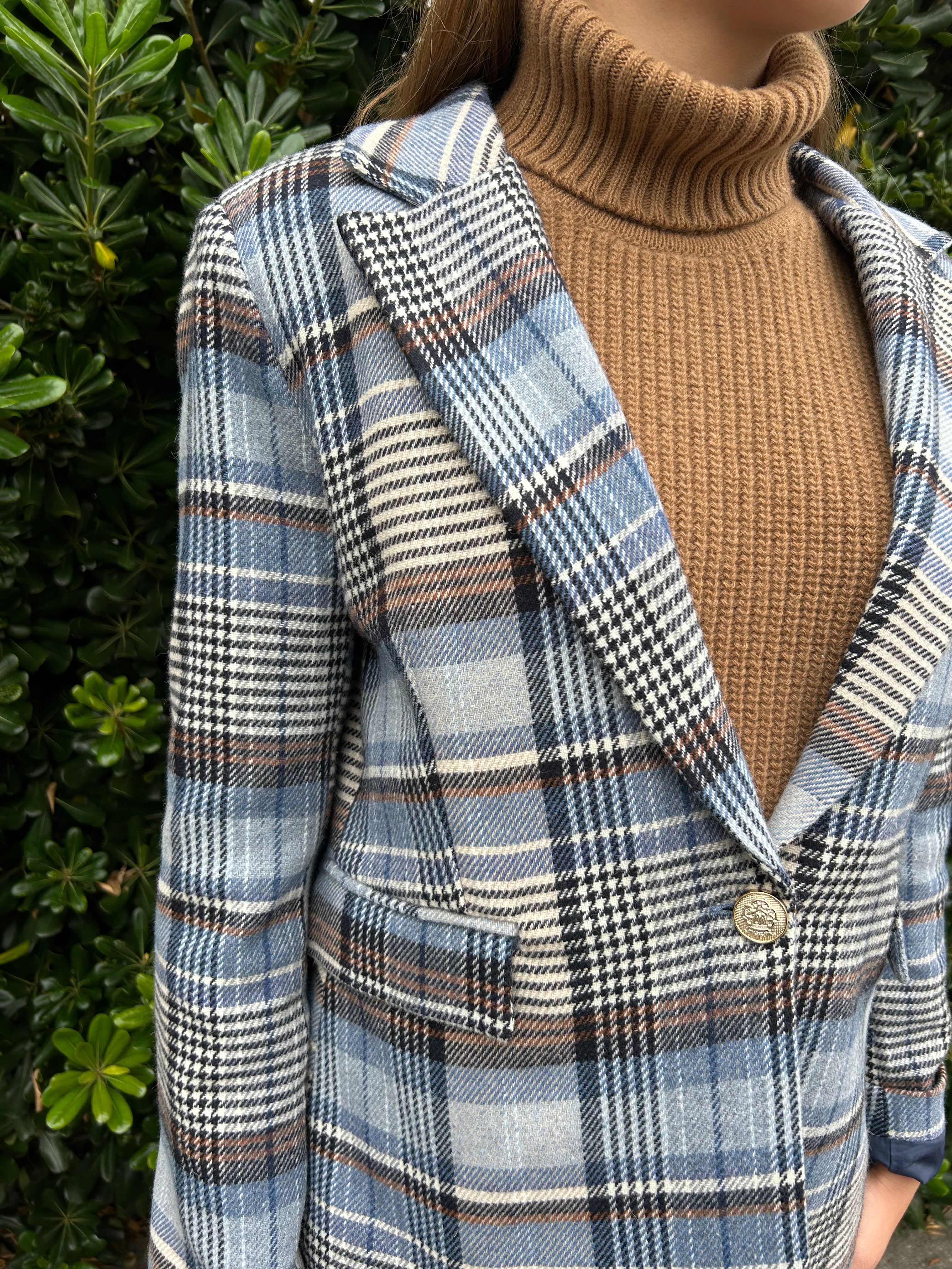 Giacca a quadri sui toni dell'azzurro