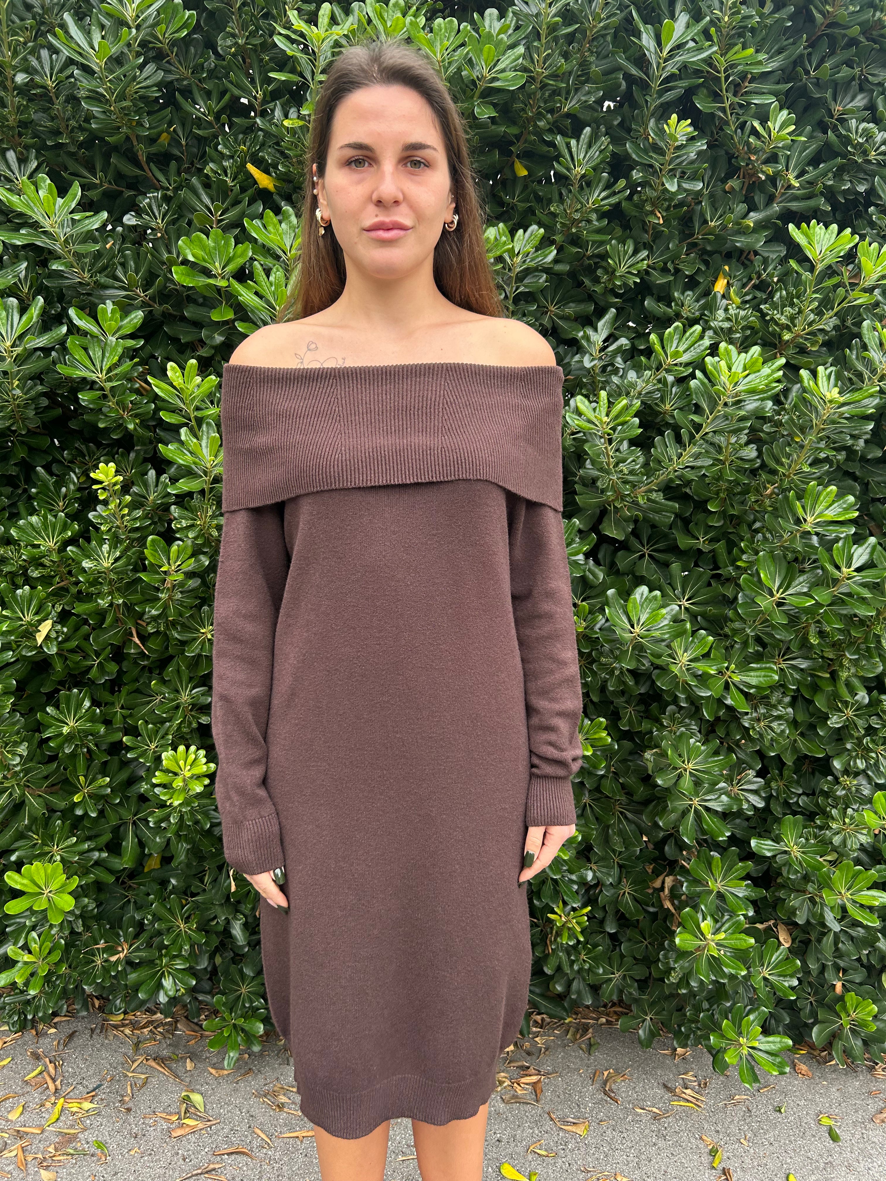 Abito in maglia con scollo a barca